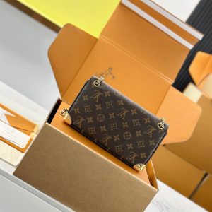 Alternative view of Internal Price P1000【Premium MB Genuine Leather】 TRUNKIE EAST WEST Handbag Model: M27266 Material: Grade A Full Steel Hardware, Imported Genuine Fabric Packaging: Complete Original Duty-Free MB Packaging Dimensions: 15 x 6 x 25 cm (Height x Width x Length)