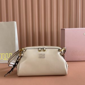 p930💋💋💋【Original Retail Packaging】Cowhide Mini Clutch ~ Its refined sheen elevates the sleek lines of this clutch, blending runway inspiration with modern femininity to strike a balance between stylistic experimentation and sophisticated versatility.～Two detachable adjustable shoulder straps～Gold-tone hardware～Zipper closure～Lined interior with patch pocket～Front lettering logo Dimensions: W24 × H14 × D8.5 cm Style No.: 5BF131