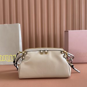 Alternative view of p930💋💋💋【Original Retail Packaging】Cowhide Mini Clutch ~ Its refined sheen elevates the sleek lines of this clutch, blending runway inspiration with modern femininity to strike a balance between stylistic experimentation and sophisticated versatility.～Two detachable adjustable shoulder straps～Gold-tone hardware～Zipper closure～Lined interior with patch pocket～Front lettering logo Dimensions: W24 × H14 × D8.5 cm Style No.: 5BF131