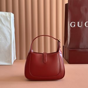 Alternative view of p690. 📣📣📣 【Genuine Leather with 🌈 Full Boutique Packaging】🔥🔥 The iconic Jackie 1961 handbag series returns in the Fall/Winter 2020 collection with a refined, compact mini design.First introduced in 1961, the Jackie became an icon of 60s and 70s celebrity lifestyle, often seen with the era's muse Jackie Kennedy—thus earning its nickname "The Jackie."This season, the instantly recognizable silhouette returns to the forefront of fashion, crafted in GG Supreme canvas with an additional detachable shoulder strap. The second strap attaches to the bag via a buckle, infusing modern flair into the iconic design and offering versatile carrying options—by hand, on the shoulder, or crossbody. Model: 637092 Dimensions: 19.1 x 13.3