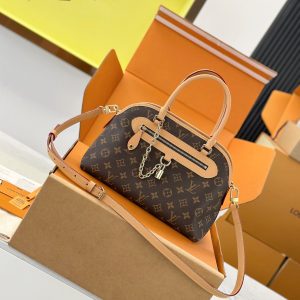 Internal Price P1090 【Premium MB High-Stretch Fabric】 EVER MORE Small Handbag Model: M15208 Material: A+ Grade Solid Steel Hardware, Imported High-Stretch Fabric Packaging: Full Premium Duty-Free MB Packaging Dimensions: 21 x 12 x 35 cm (Height x Width x Length)