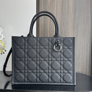 Medium Size In Stock‼️ Tote's latest Fall/Winter collection—this bag has totally caught my eye! A versatile tote that's finally here! It keeps the silhouette clean while offering ample space like a large bag. Carry it by hand or sling it crossbody—perfect for everyday adventures. Classic calf leather with diamond quilting and signature lettering. Stylish, versatile, and brimming with retro charm. Size: 36*16*27cm 8005