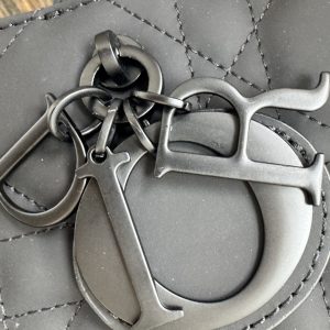 Alternative view of Medium Size In Stock‼️ Tote's latest Fall/Winter collection—this bag has totally caught my eye! A versatile tote that's finally here! It keeps the silhouette clean while offering ample space like a large bag. Carry it by hand or sling it crossbody—perfect for everyday adventures. Classic calf leather with diamond quilting and signature lettering. Stylish, versatile, and brimming with retro charm. Size: 36*16*27cm 8005