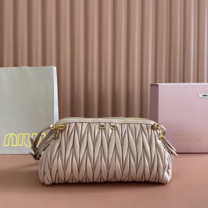 Alternative view of p960💋💋💋【Original Factory Packaging with Full Counter Set】 A refined sheen elevates the clean lines of this clutch, blending runway inspiration with modern femininity to strike a balance between stylistic experimentation and sophisticated versatility.～Two detachable adjustable shoulder straps～Gold-tone hardware～Zip closure～Lined interior with patch pocket～Front lettering logo Dimensions: W28 × H14 × D10 cm Style No.: 5BF130