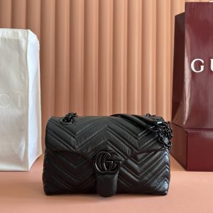 p850💋💋💋【Original Factory Packaging with Full Counter Set】This iconic GG Marmont series handbag is meticulously crafted from exceptionally soft calf leather, adorned with double G-shaped hardware, and features a multi-faceted chain shoulder strap. The entire bag structure is soft and refined.Black quilted V-shaped nappa leather with tonal enamel hardware. Black rayon lining. Double G interior: 1 open pocket. Sliding chain shoulder strap: 23.5cm - 45cm. Magnetic snap closure. Model: 855371.Dimensions: 23 cm (W) x 17 cm (H) x 9 cm (D) Weight: Approx. 0.75 kg Color: Black/Soft Leather.