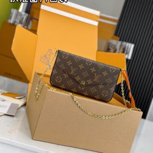 Internal Price: P700. 【Premium MB High-Stretch Fabric】 POCHETTE FELICE Chain Bag Model: M81896 M61276 Material: A+ Grade Full Steel Hardware, Imported High-Stretch Fabric Packaging: Full Set Premium Duty-Free MB Packaging Dimensions: 21x12x3cm