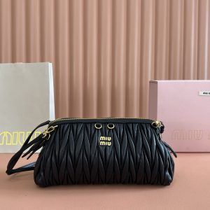 p960💋💋💋【Original Factory Packaging with Full Counter Set】 A refined sheen elevates the clean lines of this clutch, blending runway inspiration with modern femininity to strike a balance between stylistic experimentation and sophisticated versatility.～Two detachable adjustable shoulder straps～Gold-tone hardware～Zip closure～Lined interior with patch pocket～Front lettering logo Dimensions: W28 × H14 × D10 cm Style No.: 5BF130