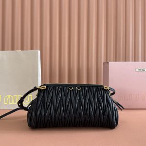 Alternative view of p960💋💋💋【Original Factory Packaging with Full Counter Set】 A refined sheen elevates the clean lines of this clutch, blending runway inspiration with modern femininity to strike a balance between stylistic experimentation and sophisticated versatility.～Two detachable adjustable shoulder straps～Gold-tone hardware～Zip closure～Lined interior with patch pocket～Front lettering logo Dimensions: W28 × H14 × D10 cm Style No.: 5BF130