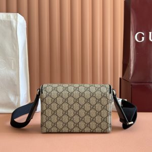 Alternative view of p610💋💋💋【原厂配置专柜全套包装】Gucci Horsebit 1955系列推出一款方形剪裁迷你手袋。这款手袋专为收纳常用小物打造，黑色皮革滚边和银色调配件散发别致情调。米色和深棕色柔软GG Supreme黑色皮革滚边银色调配件黑色棉麻混纺衬里马衔扣内部：1个平口袋可调节帆布肩带（约60厘米高）翻盖上带有磁力按扣型号：855566。尺寸：18.5厘米（宽）x 13厘米（高）x 7厘米（深）重量：约494克颜色：啡克/pvc。