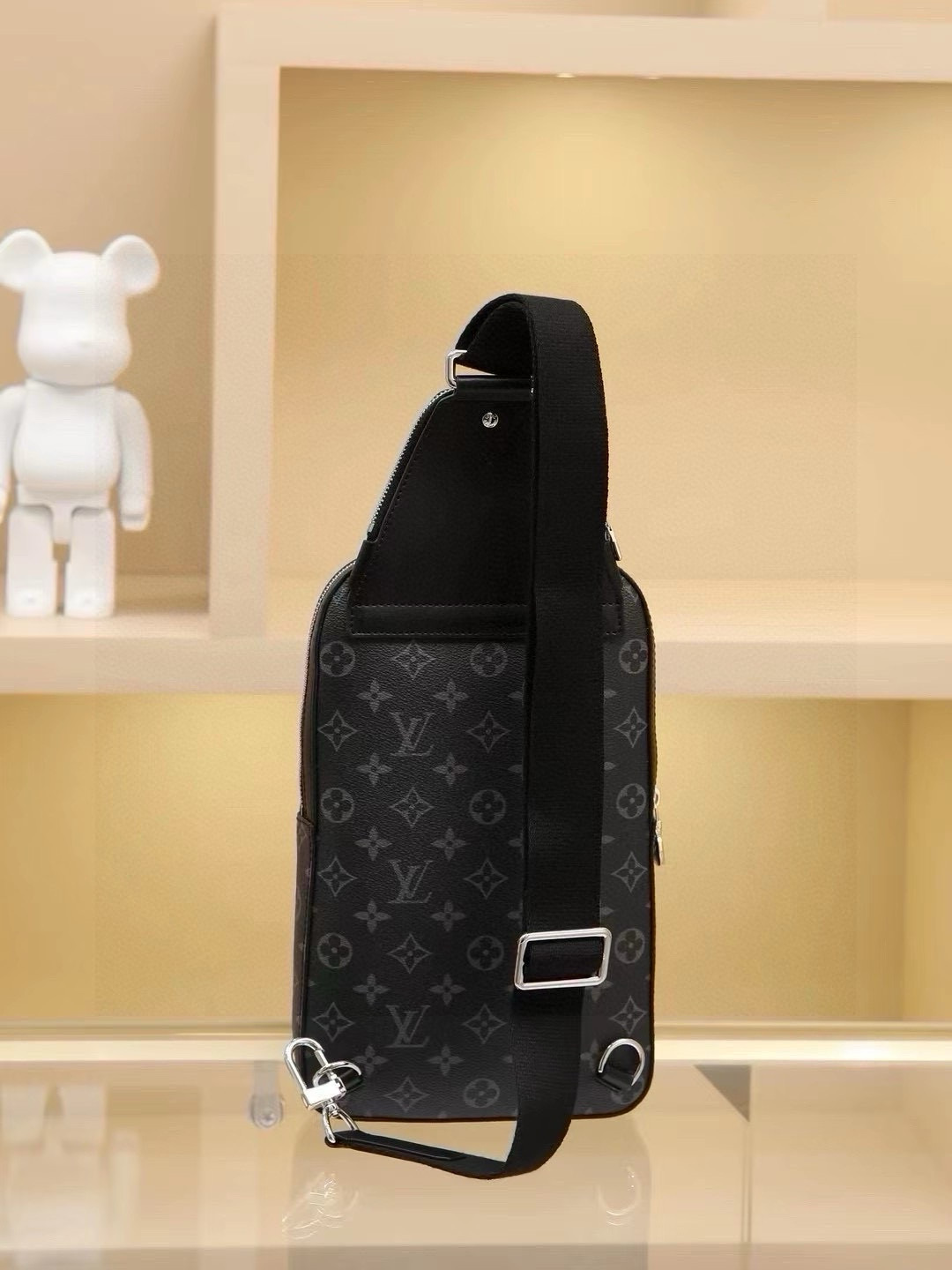 This shoulder bag features Damier Graphite canvas adorned with a Louis Vuitton Paris leather patch on the front exterior pocket. The adjustable nylon shoulder strap attaches to either side via D-rings, while the canvas shoulder strap and lining uphold sustainable principles.Damier Graphite coated canvas Cowhide leather trim Fabric lining Square metal hardware on front Main compartment Zippered front pocket Small zippered top pocket Non-removable, adjustable shoulder strap! Dimensions: 20x31x7 cm - Image 3