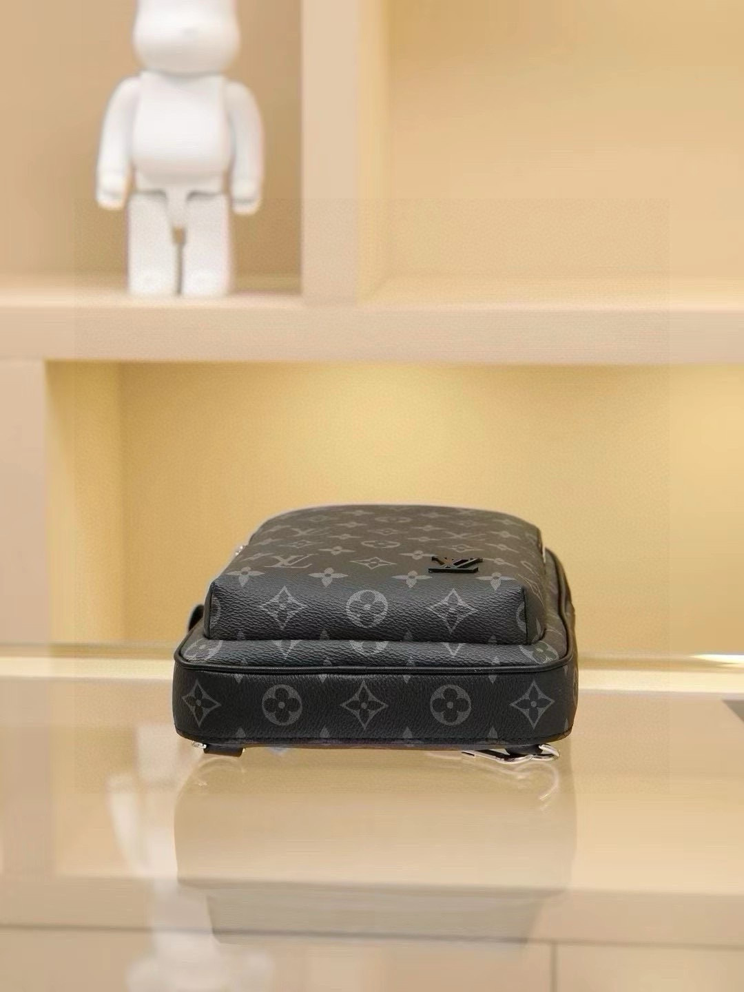 This shoulder bag features Damier Graphite canvas adorned with a Louis Vuitton Paris leather patch on the front exterior pocket. The adjustable nylon shoulder strap attaches to either side via D-rings, while the canvas shoulder strap and lining uphold sustainable principles.Damier Graphite coated canvas Cowhide leather trim Fabric lining Square metal hardware on front Main compartment Zippered front pocket Small zippered top pocket Non-removable, adjustable shoulder strap! Dimensions: 20x31x7 cm - Image 4