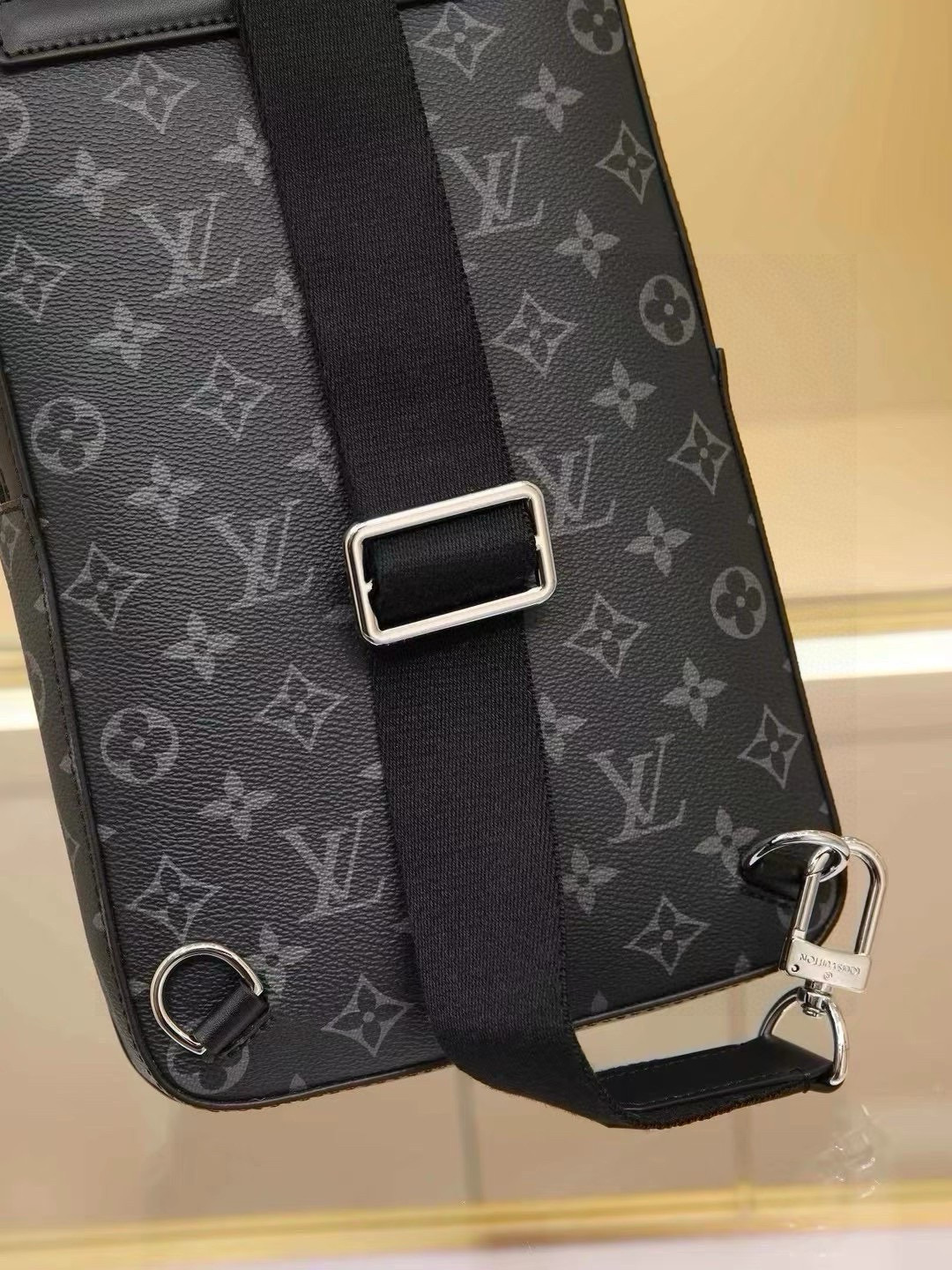 This shoulder bag features Damier Graphite canvas adorned with a Louis Vuitton Paris leather patch on the front exterior pocket. The adjustable nylon shoulder strap attaches to either side via D-rings, while the canvas shoulder strap and lining uphold sustainable principles.Damier Graphite coated canvas Cowhide leather trim Fabric lining Square metal hardware on front Main compartment Zippered front pocket Small zippered top pocket Non-removable, adjustable shoulder strap! Dimensions: 20x31x7 cm - Image 7