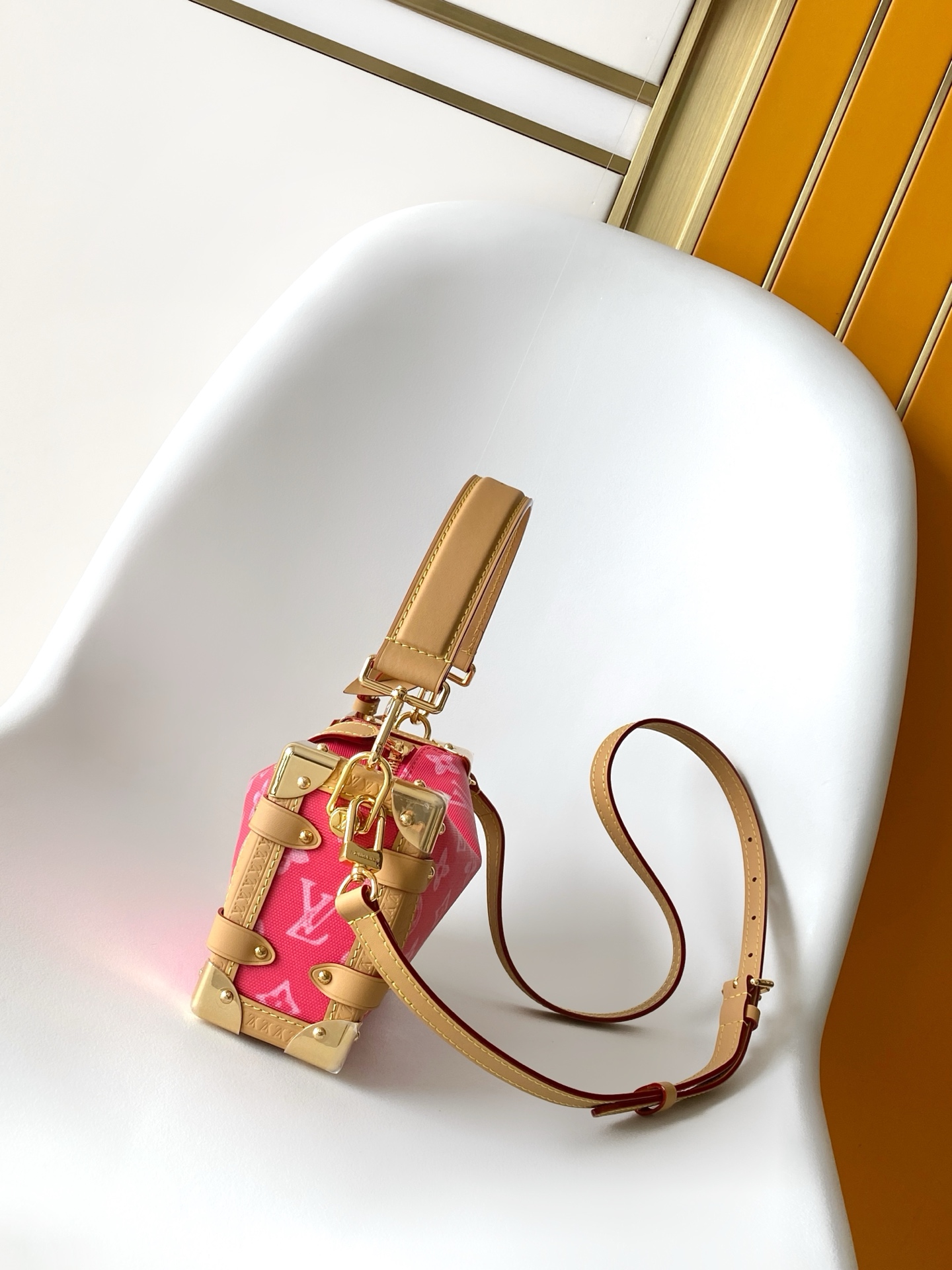 p750 Color MONOGRAM Original Black Pattern Series commemorates the iconic Louis Vuitton Beaton Monogram's 130th anniversary, showcasing timeless design through your MM Monogram Original Canvas side trunk. Sensual gold hardware draws inspiration from the trunk's signature frame and lock mechanism. Special leather address tags and iconic interior labels appear exclusively in the Monogram Anniversary collection.Dimensions: 23.5 x 16 x 8.5 cm (L x H x W). Capacity: 6.7-inch smartphone, earphones, coated canvas G-Power battery, keys, lipstick.Cowhide leather trim. Shoulder strap: Detachable, adjustable length. Striped lining (when worn as shoulder bag). Minimum shoulder strap length: 45.0 cm. Gold-tone hardware. Zipper closure with lock (when shoulder strap is attached). Maximum shoulder strap length: 55.0 cm. Detachable commemorative charm. - Image 2