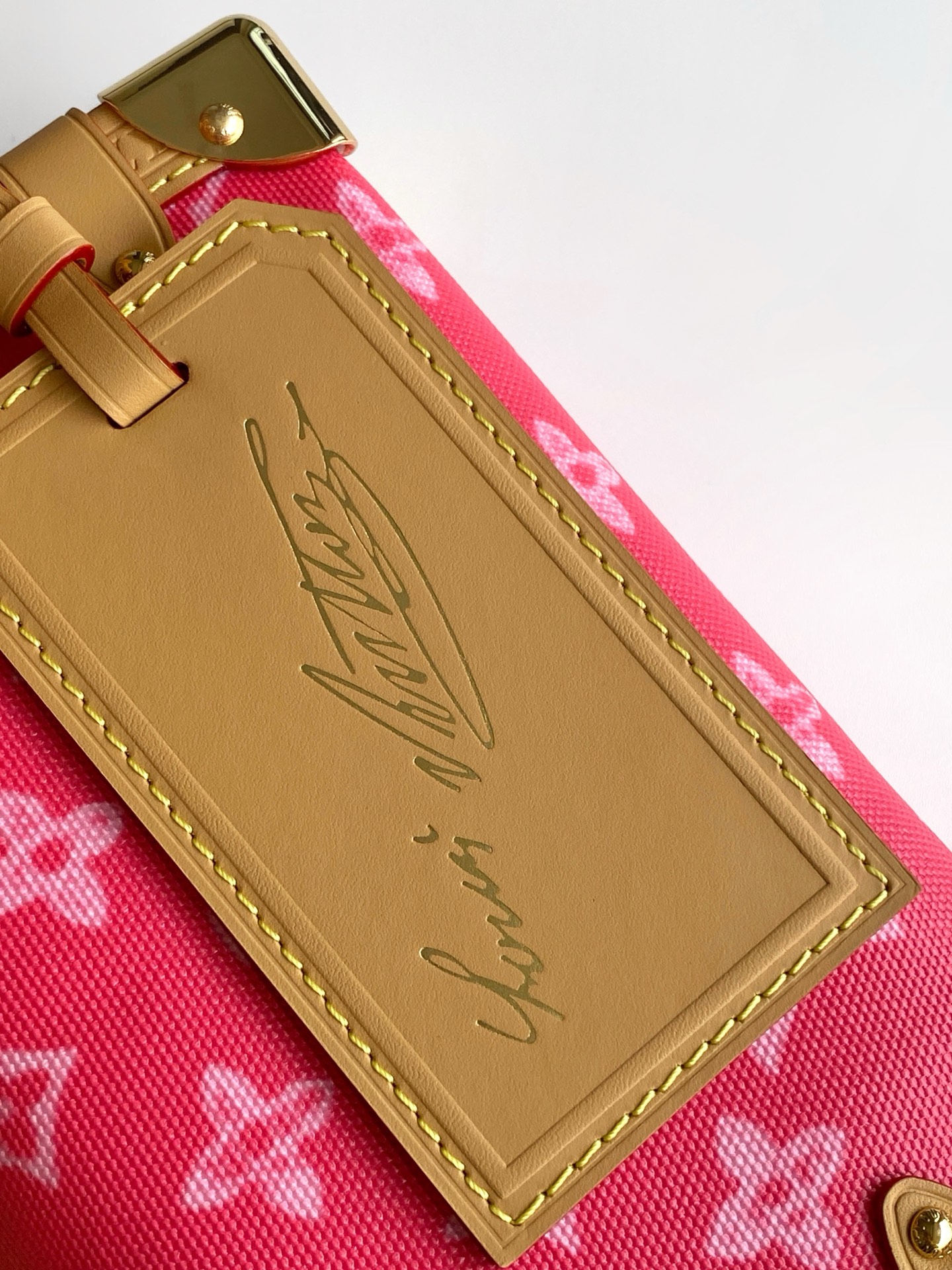 p750 Color MONOGRAM Original Black Pattern Series commemorates the iconic Louis Vuitton Beaton Monogram's 130th anniversary, showcasing timeless design through your MM Monogram Original Canvas side trunk. Sensual gold hardware draws inspiration from the trunk's signature frame and lock mechanism. Special leather address tags and iconic interior labels appear exclusively in the Monogram Anniversary collection.Dimensions: 23.5 x 16 x 8.5 cm (L x H x W). Capacity: 6.7-inch smartphone, earphones, coated canvas G-Power battery, keys, lipstick.Cowhide leather trim. Shoulder strap: Detachable, adjustable length. Striped lining (when worn as shoulder bag). Minimum shoulder strap length: 45.0 cm. Gold-tone hardware. Zipper closure with lock (when shoulder strap is attached). Maximum shoulder strap length: 55.0 cm. Detachable commemorative charm. - Image 6