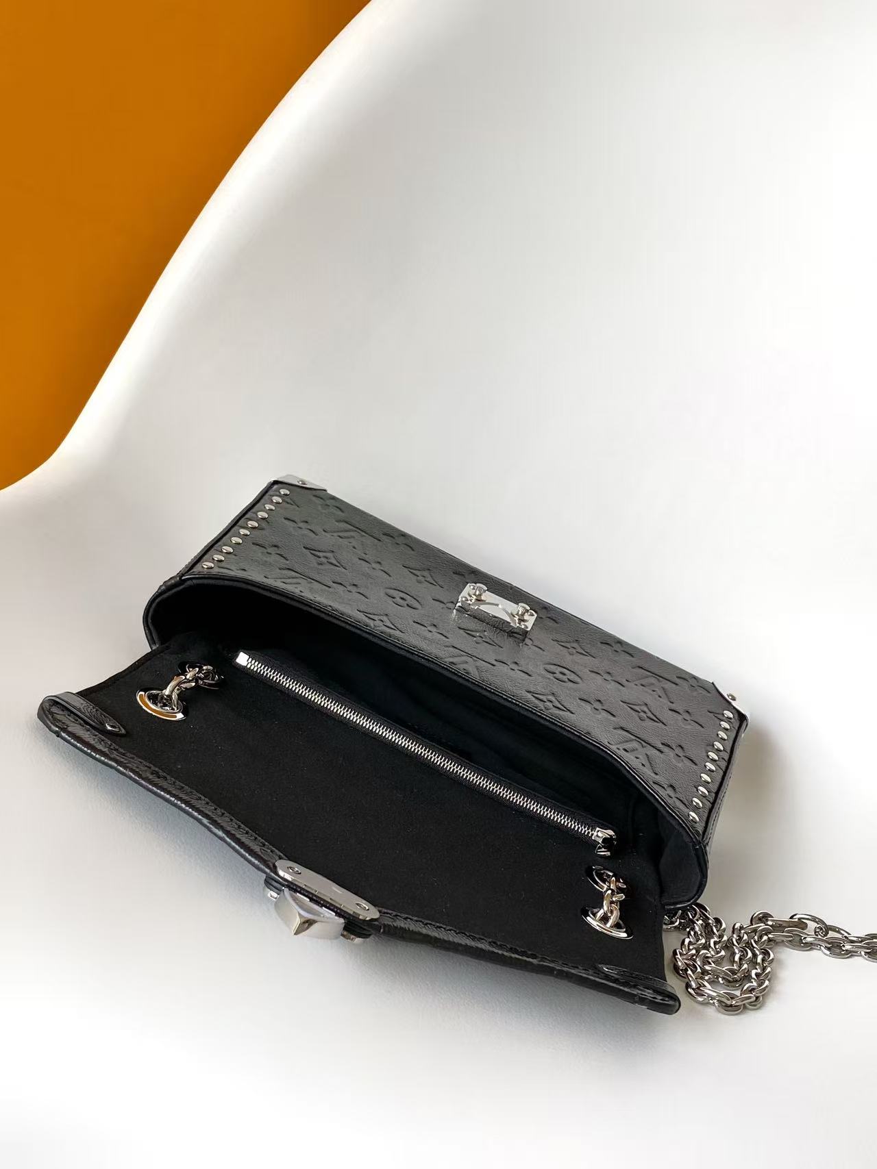 p720•Coated canvas•Cowhide leather trim•Fabric lining•Metal hardware•Flap closure with S-lock buckle•Zippered interior pocket•Holds 6.7-inch smartphone, Sarah long wallet, notebook, sunglasses, and keys•Chain: Non-removable•Chain length: 28.0 cm - Image 8