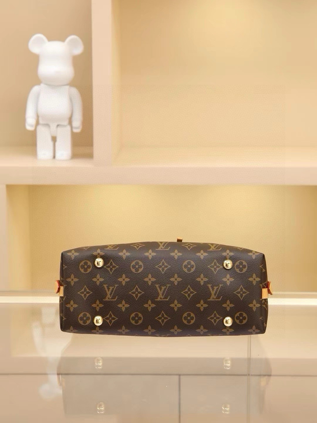 CarryAll Medium Handbag, crafted from Monogram canvas with leather trim for a form-fitting silhouette. Generous interior space includes a zippered pocket, while a detachable zippered clutch adds functional versatility. Buckle-adjustable handle length. Dimensions: 39×30×15cm - Image 4