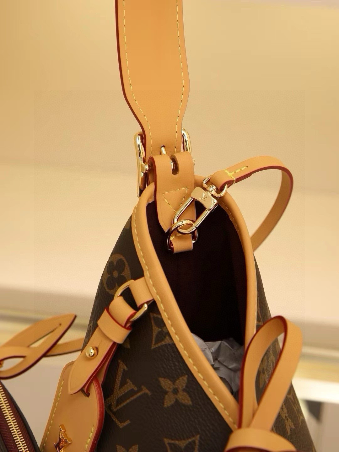 CarryAll Medium Handbag, crafted from Monogram canvas with leather trim for a form-fitting silhouette. Generous interior space includes a zippered pocket, while a detachable zippered clutch adds functional versatility. Buckle-adjustable handle length. Dimensions: 39×30×15cm - Image 7