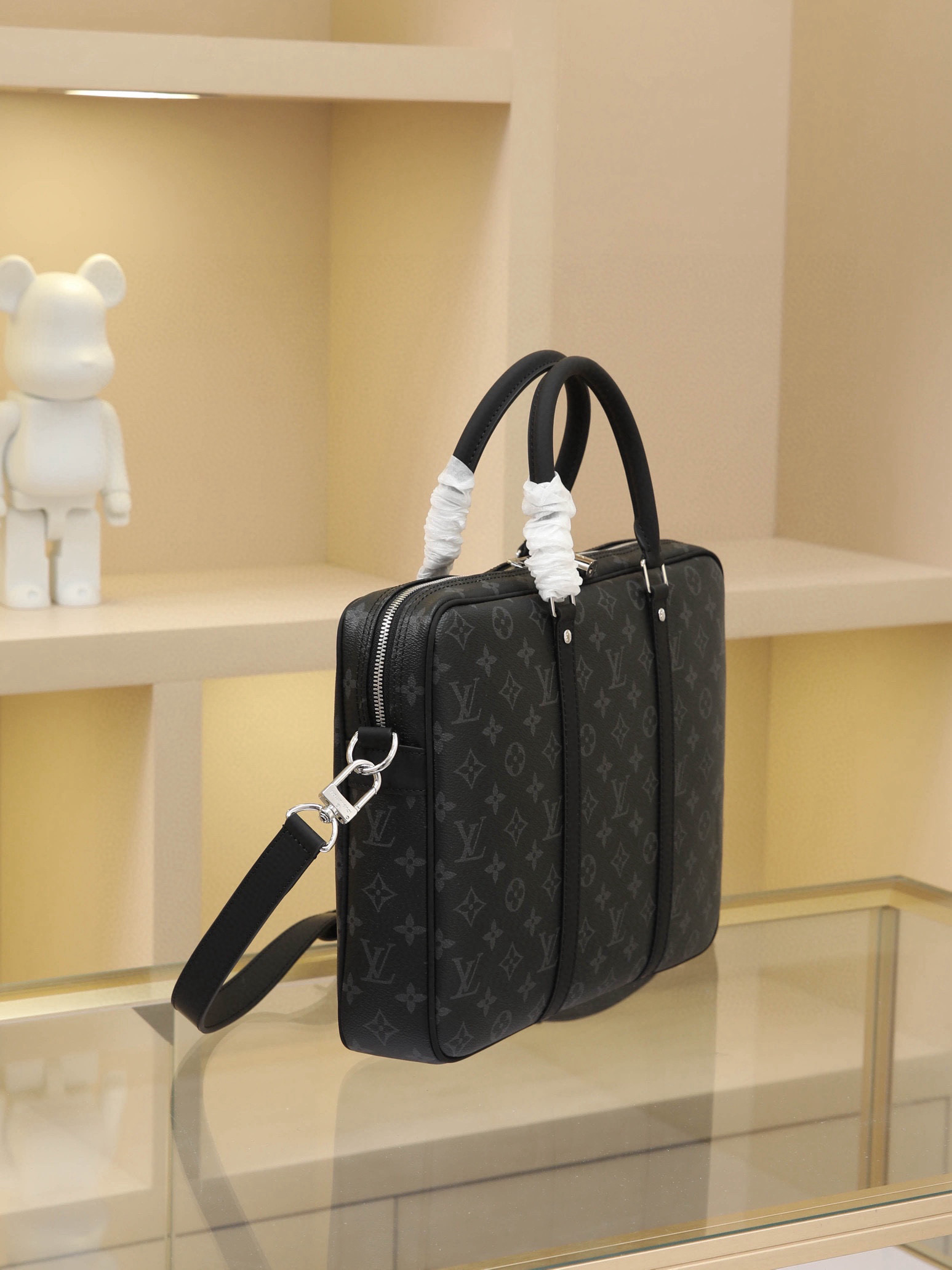 All-Steel Hardware The rugged Damier Graphite canvas lends this Porte-Documents Voyage Small Briefcase a distinctive character. Smooth leather trim and a spacious interior create the perfect blend of luxury and practicality. Dimensions: 35.0 x 27.0 x 6.0 cm - Image 2