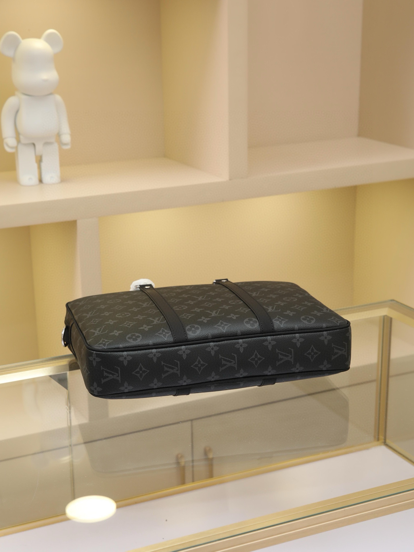 All-Steel Hardware The rugged Damier Graphite canvas lends this Porte-Documents Voyage Small Briefcase a distinctive character. Smooth leather trim and a spacious interior create the perfect blend of luxury and practicality. Dimensions: 35.0 x 27.0 x 6.0 cm - Image 4