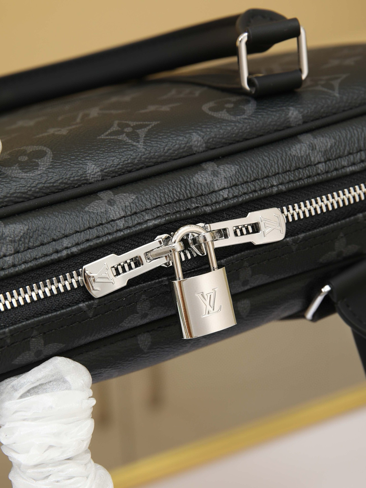 All-Steel Hardware The rugged Damier Graphite canvas lends this Porte-Documents Voyage Small Briefcase a distinctive character. Smooth leather trim and a spacious interior create the perfect blend of luxury and practicality. Dimensions: 35.0 x 27.0 x 6.0 cm - Image 5