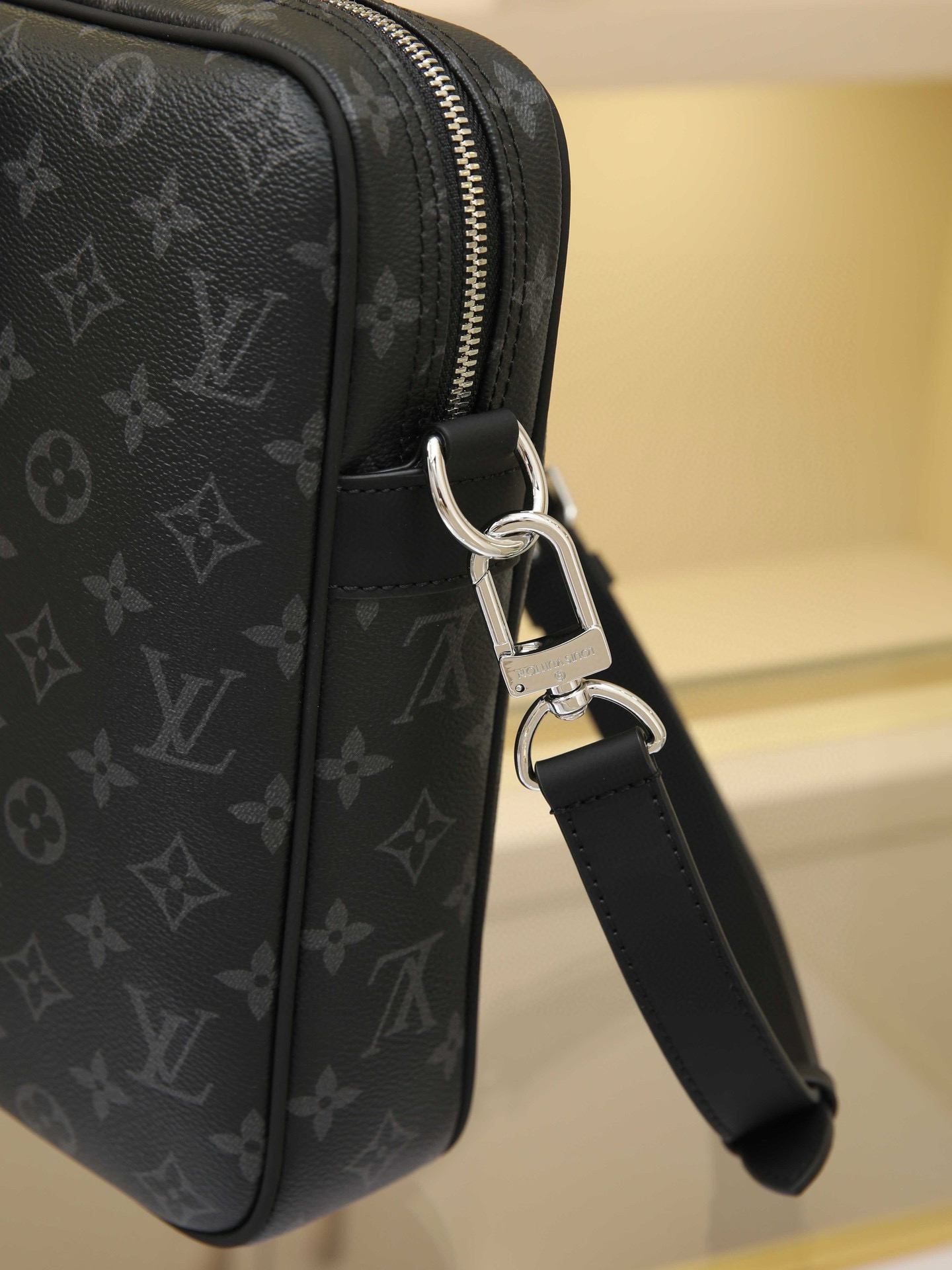 All-Steel Hardware The rugged Damier Graphite canvas lends this Porte-Documents Voyage Small Briefcase a distinctive character. Smooth leather trim and a spacious interior create the perfect blend of luxury and practicality. Dimensions: 35.0 x 27.0 x 6.0 cm - Image 6