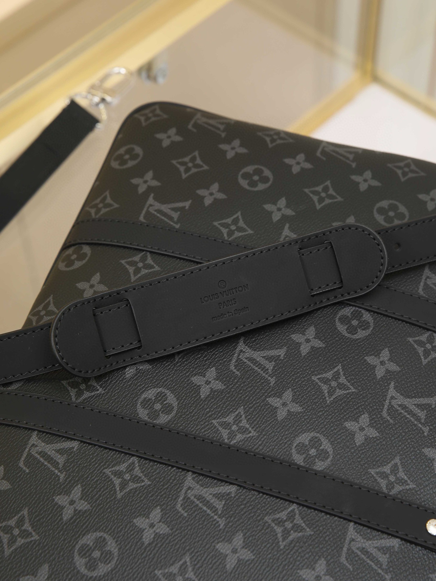 All-Steel Hardware The rugged Damier Graphite canvas lends this Porte-Documents Voyage Small Briefcase a distinctive character. Smooth leather trim and a spacious interior create the perfect blend of luxury and practicality. Dimensions: 35.0 x 27.0 x 6.0 cm - Image 7