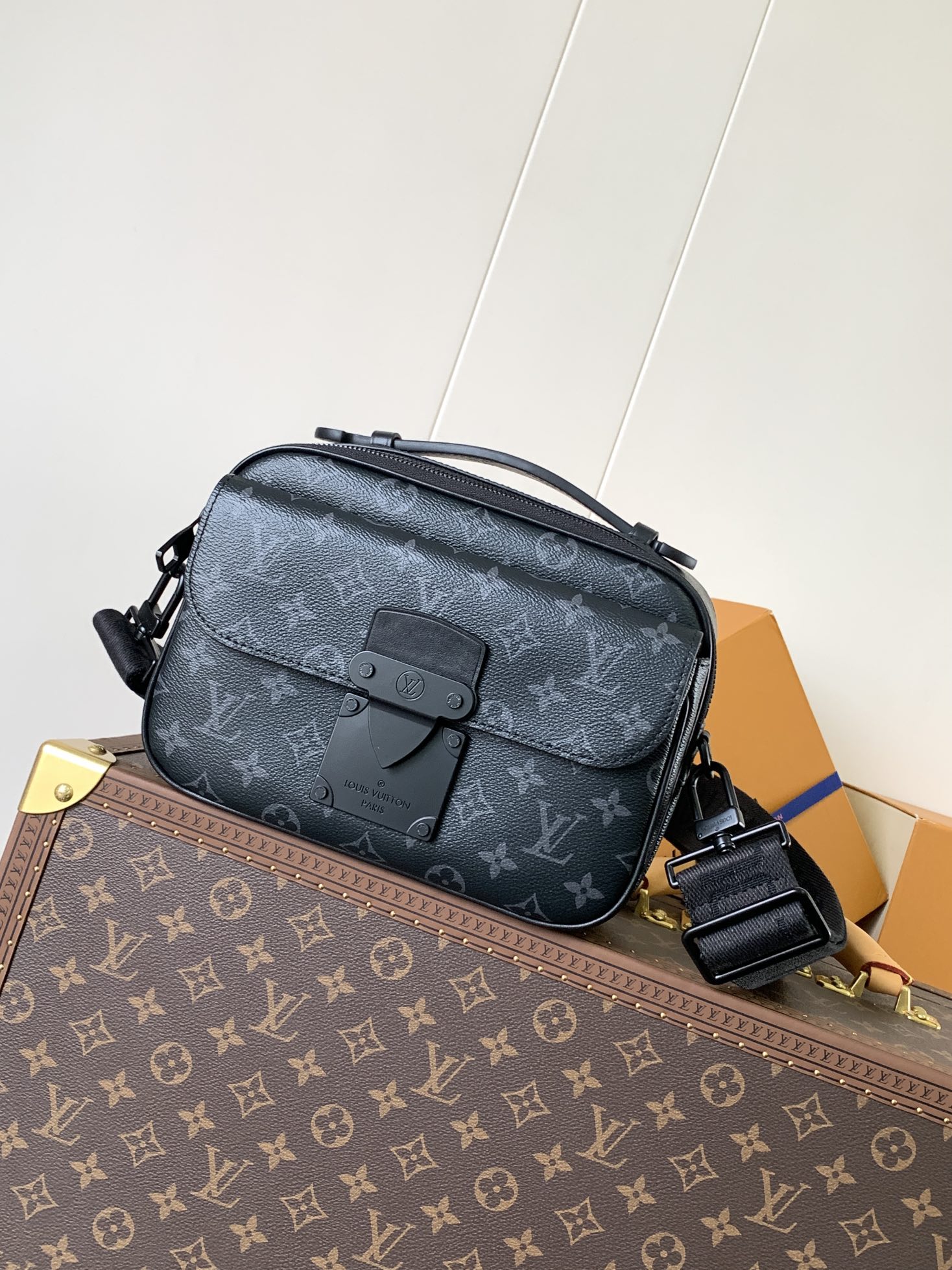 M45806 Black Flower Top-Grade Original Order Variable-Code Chip 163c This S Lock messenger bag is crafted from Monogram Macassar canvas, featuring a new lock inspired by the trunk lock designed by Georges Vuitton in 1886. A special finishing process lends this magnetic metal lock a striking, modern flair.It features a spacious zippered compartment, a trunk-style leather handle, and an LV monogrammed shoulder strap, combining style with practicality.Monogram Macassar coated canvas with Epi leather trim and matte black metal hardware lining - Leather handles with V-stitching and embossed logo - S-shaped magnetic clasp - Large front pocket - Large zippered compartment - Interior pocket - Detachable, adjustable shoulder strap!! Model: M45806 Black Flower; Dimensions: 22x18x8CM