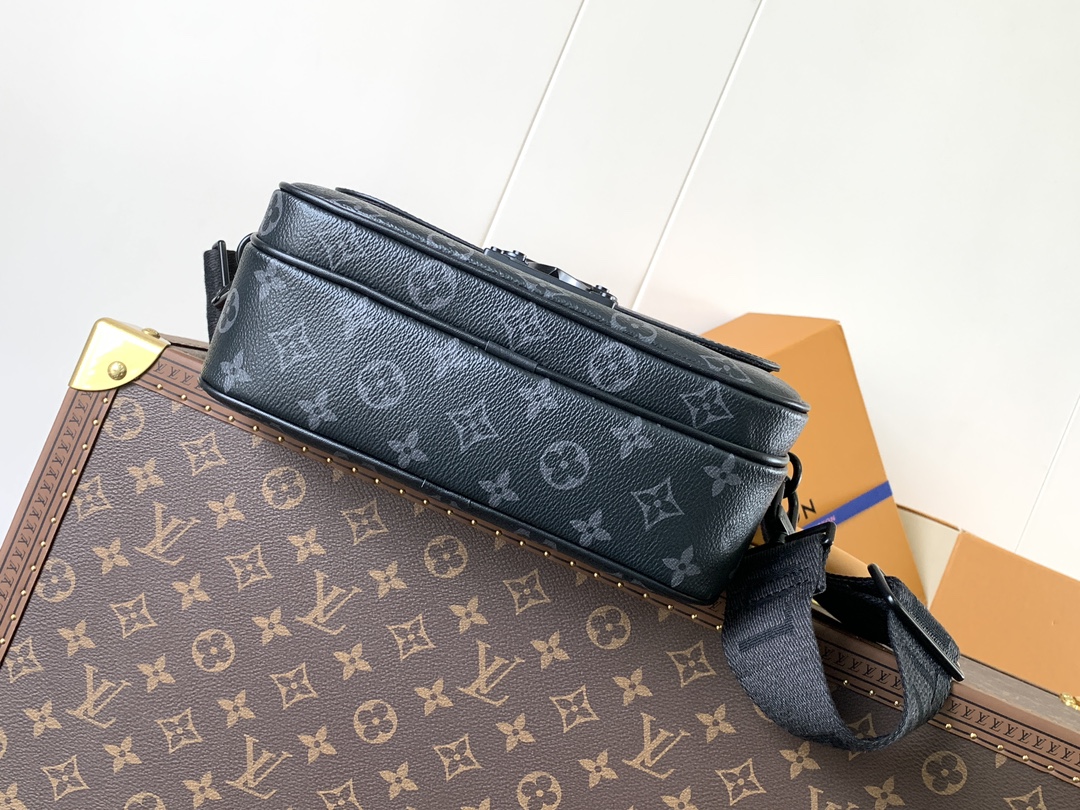 M45806 Black Flower Top-Grade Original Order Variable-Code Chip 163c This S Lock messenger bag is crafted from Monogram Macassar canvas, featuring a new lock inspired by the trunk lock designed by Georges Vuitton in 1886. A special finishing process lends this magnetic metal lock a striking, modern flair.It features a spacious zippered compartment, a trunk-style leather handle, and an LV monogrammed shoulder strap, combining style with practicality.Monogram Macassar coated canvas with Epi leather trim and matte black metal hardware lining - Leather handles with V-stitching and embossed logo - S-shaped magnetic clasp - Large front pocket - Large zippered compartment - Interior pocket - Detachable, adjustable shoulder strap!! Model: M45806 Black Flower; Dimensions: 22x18x8CM - Image 4
