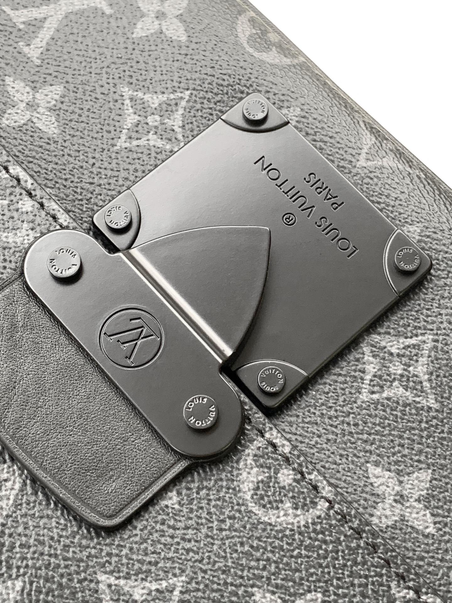 M45806 Black Flower Top-Grade Original Order Variable-Code Chip 163c This S Lock messenger bag is crafted from Monogram Macassar canvas, featuring a new lock inspired by the trunk lock designed by Georges Vuitton in 1886. A special finishing process lends this magnetic metal lock a striking, modern flair.It features a spacious zippered compartment, a trunk-style leather handle, and an LV monogrammed shoulder strap, combining style with practicality.Monogram Macassar coated canvas with Epi leather trim and matte black metal hardware lining - Leather handles with V-stitching and embossed logo - S-shaped magnetic clasp - Large front pocket - Large zippered compartment - Interior pocket - Detachable, adjustable shoulder strap!! Model: M45806 Black Flower; Dimensions: 22x18x8CM - Image 5