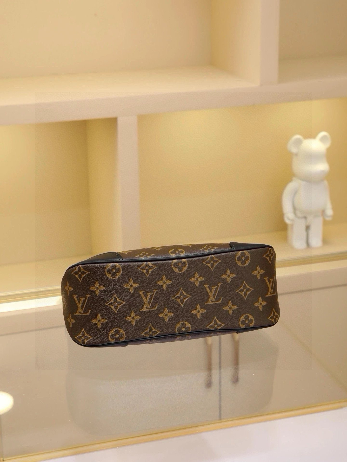 The compact handbag evokes vintage charm with Monogram canvas and reinforced leather trim. An adjustable strap allows for shoulder or crossbody carry, while a smooth zipper opening provides easy access to essentials. Dimensions: 27.0 x 16.0 x 10.0 cm - Image 4