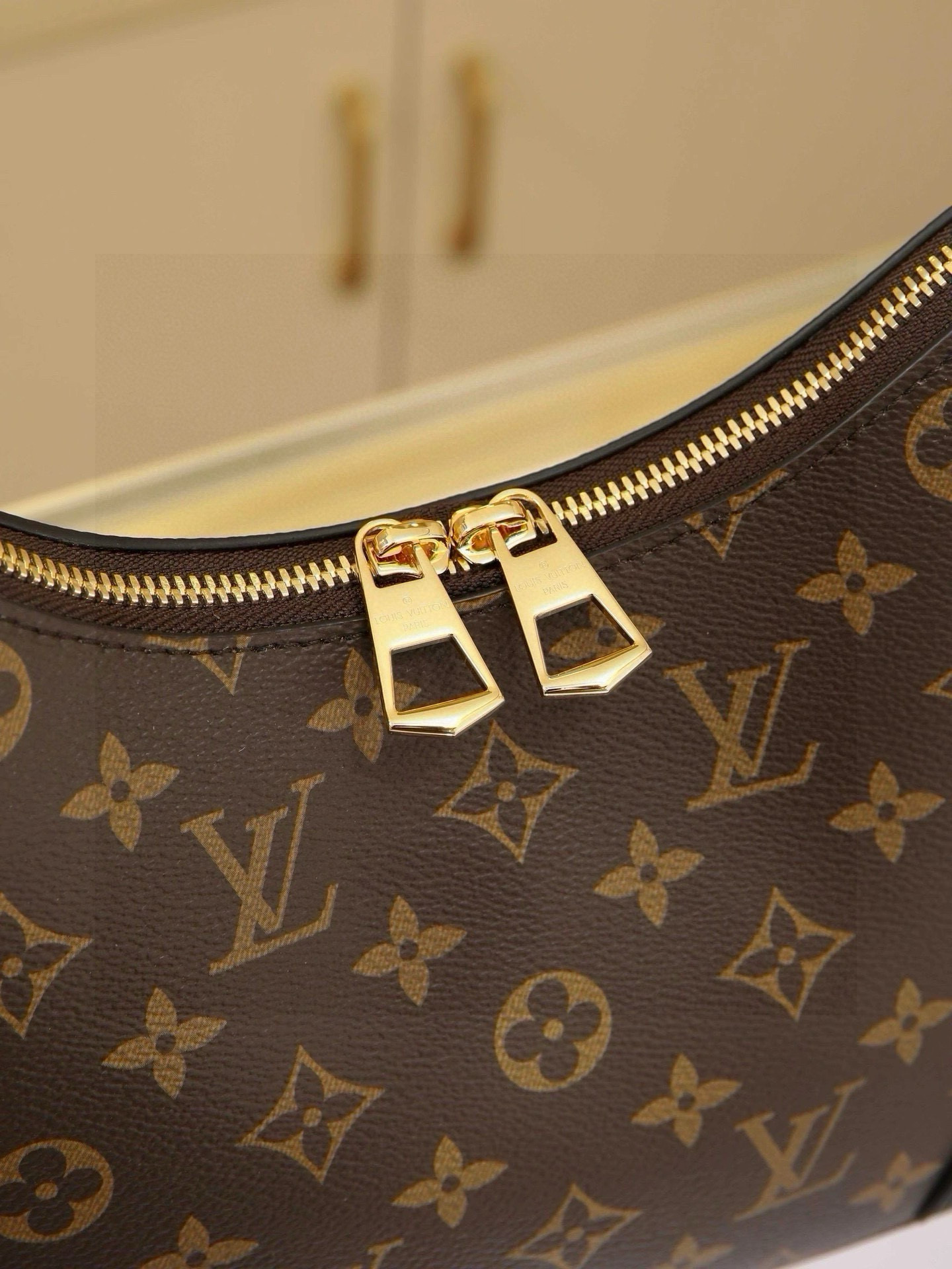 The compact handbag evokes vintage charm with Monogram canvas and reinforced leather trim. An adjustable strap allows for shoulder or crossbody carry, while a smooth zipper opening provides easy access to essentials. Dimensions: 27.0 x 16.0 x 10.0 cm - Image 5