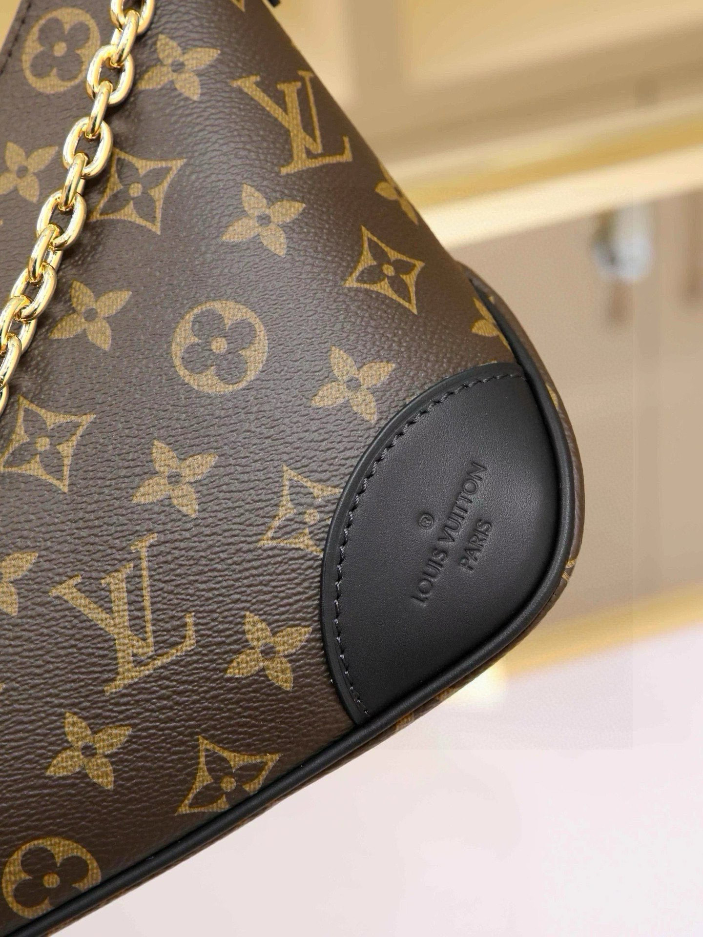 The compact handbag evokes vintage charm with Monogram canvas and reinforced leather trim. An adjustable strap allows for shoulder or crossbody carry, while a smooth zipper opening provides easy access to essentials. Dimensions: 27.0 x 16.0 x 10.0 cm - Image 6