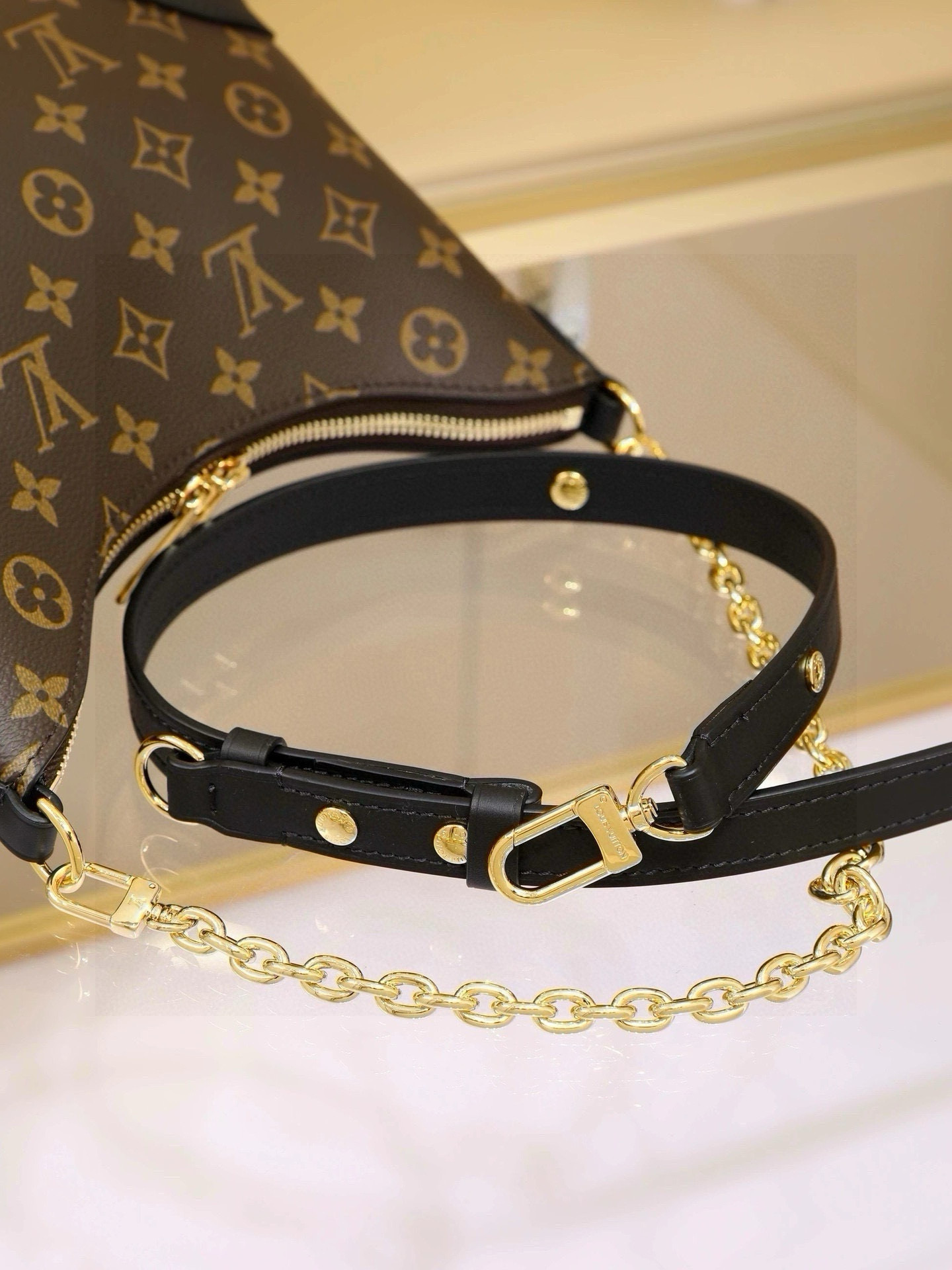 The compact handbag evokes vintage charm with Monogram canvas and reinforced leather trim. An adjustable strap allows for shoulder or crossbody carry, while a smooth zipper opening provides easy access to essentials. Dimensions: 27.0 x 16.0 x 10.0 cm - Image 7