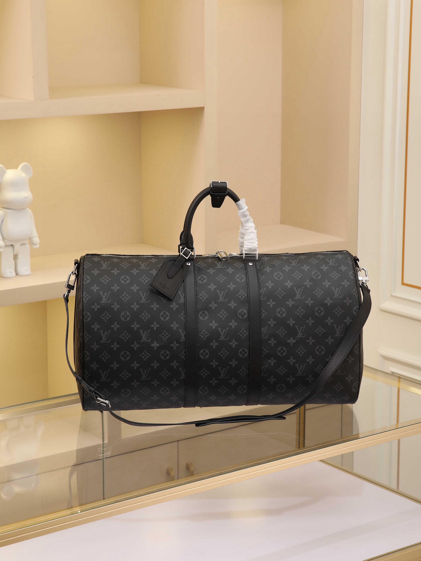 Black Floral Spacious capacity, versatile use. Durable and reliable. Stylish yet mature and steady. Features secure dual zippers and a padlock, making it ideal for business or leisure. Dimensions: 55 × 31 × 26 cm