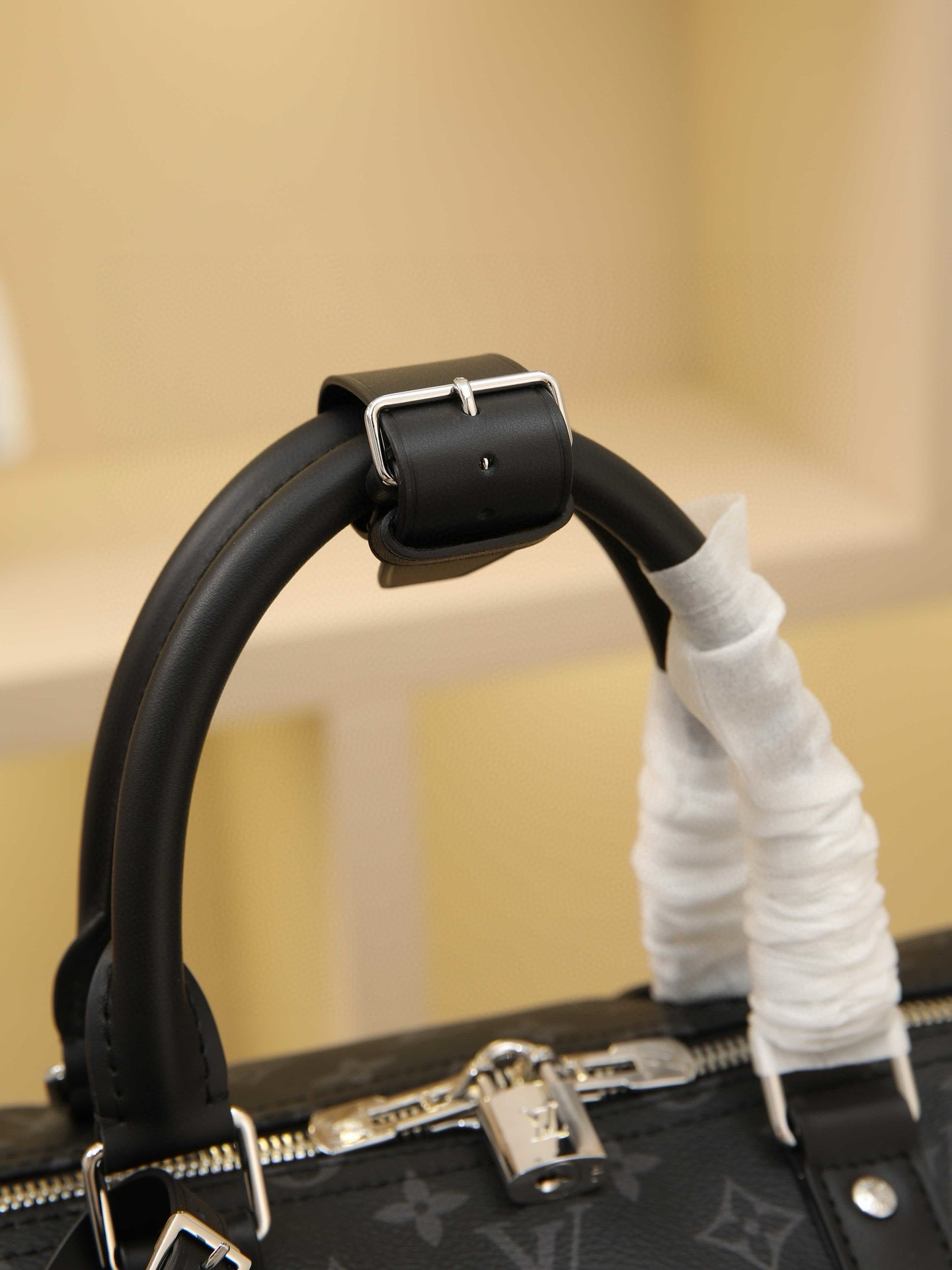 Black Floral Spacious capacity, versatile use. Durable and reliable. Stylish yet mature and steady. Features secure dual zippers and a padlock, making it ideal for business or leisure. Dimensions: 55 × 31 × 26 cm - Image 5