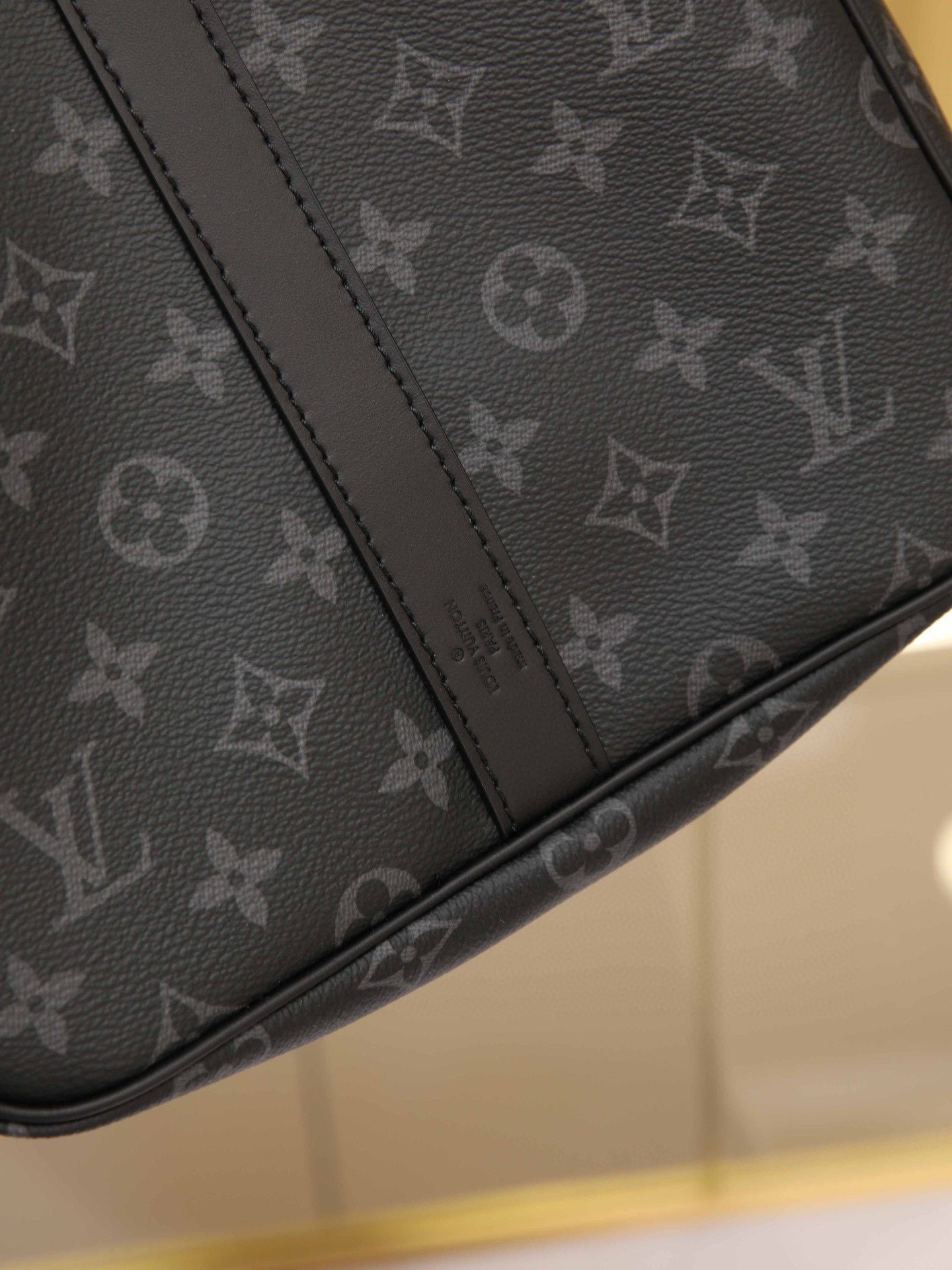 Black Floral Spacious capacity, versatile use. Durable and reliable. Stylish yet mature and steady. Features secure dual zippers and a padlock, making it ideal for business or leisure. Dimensions: 55 × 31 × 26 cm - Image 8