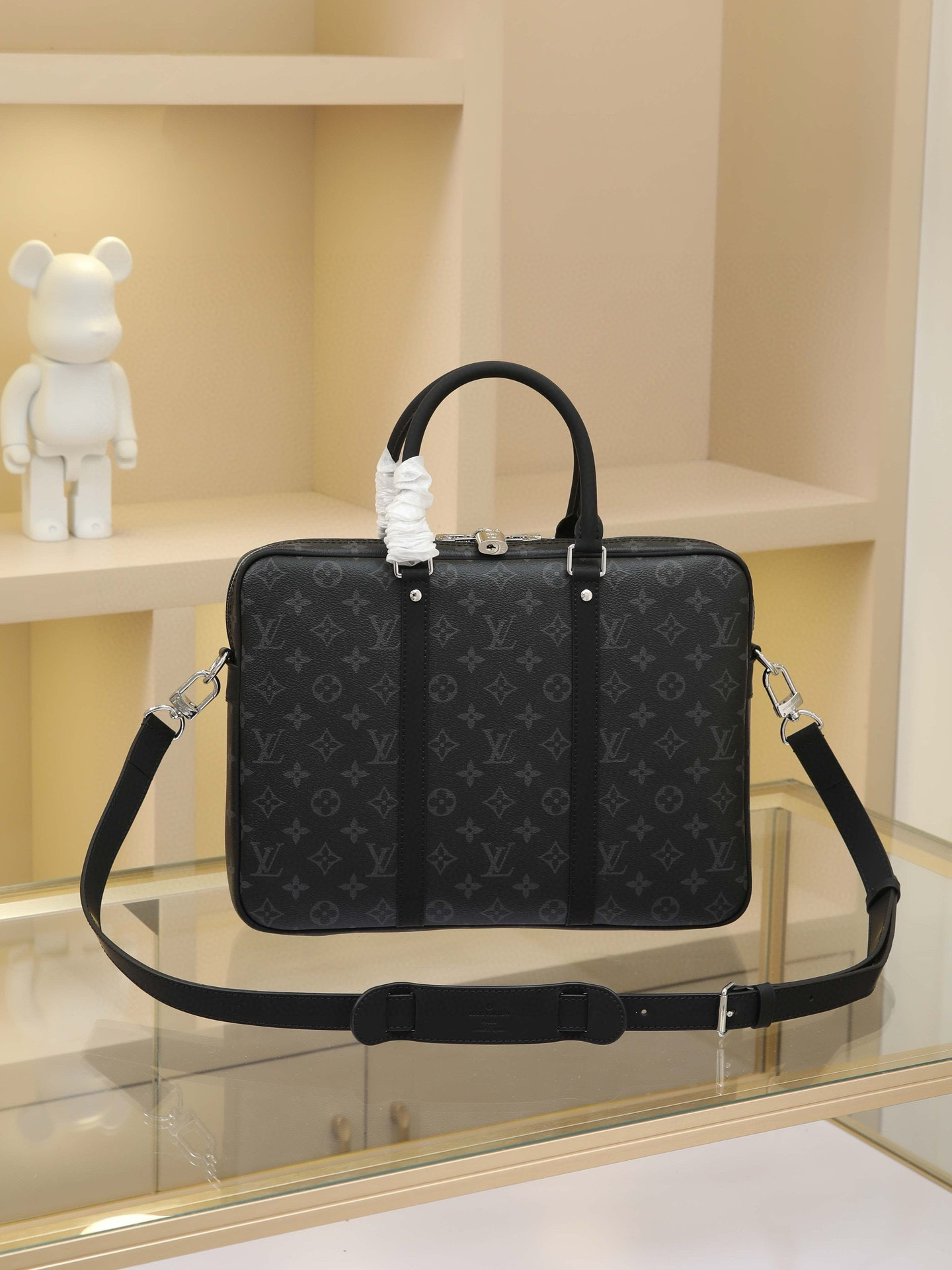 Hagge Full-Steel Hardware The rugged Damier Graphite canvas lends this Porte-Documents Voyage Small Briefcase a distinctive character. Smooth leather trim and a spacious interior create the perfect blend of luxury and practicality. Dimensions: 35.0 x 27.0 x 6.0 cm