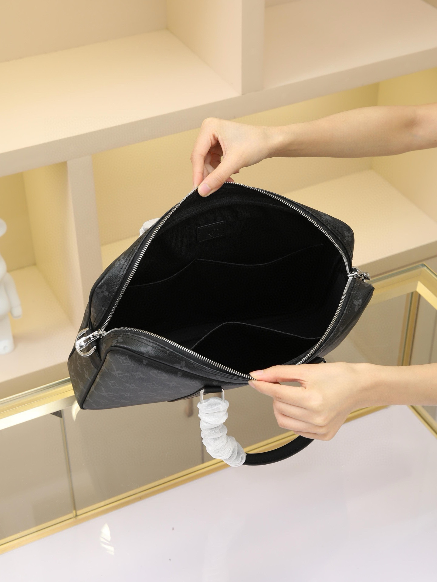 Hagge Full-Steel Hardware The rugged Damier Graphite canvas lends this Porte-Documents Voyage Small Briefcase a distinctive character. Smooth leather trim and a spacious interior create the perfect blend of luxury and practicality. Dimensions: 35.0 x 27.0 x 6.0 cm - Image 8