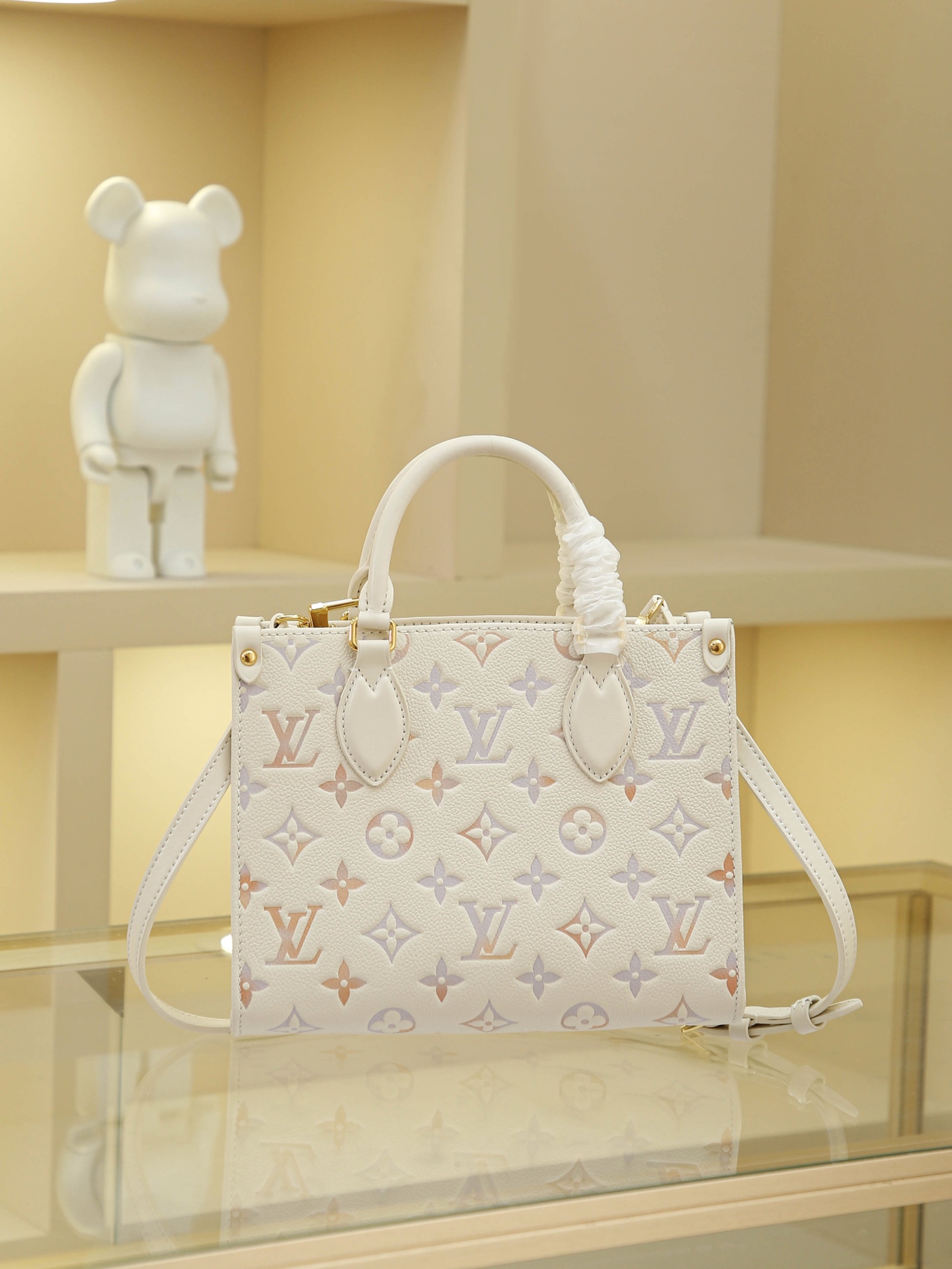 Full-Leather Square Bag Season's New Arrival ONTHEGO Small Handbag This OnTheGo small handbag from the Dream collection elevates any look with its elegant design.Monogram Empreinte leather combines with digital printing to create a subtle gradient watercolor effect. Eye-catching metal hardware and multiple pockets add rich details, while the slender shoulder strap allows for crossbody wear. 19 x 11.5 x 25 cm.