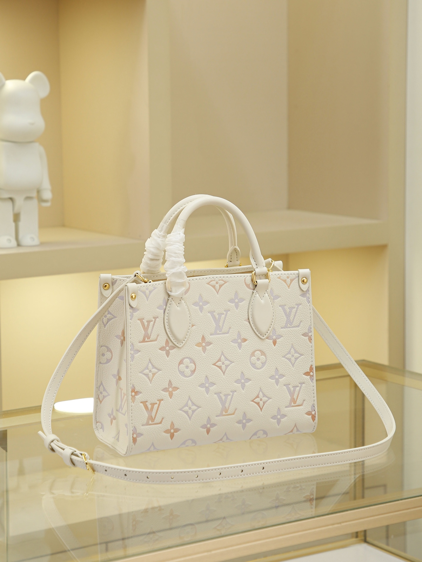 Full-Leather Square Bag Season's New Arrival ONTHEGO Small Handbag This OnTheGo small handbag from the Dream collection elevates any look with its elegant design.Monogram Empreinte leather combines with digital printing to create a subtle gradient watercolor effect. Eye-catching metal hardware and multiple pockets add rich details, while the slender shoulder strap allows for crossbody wear. 19 x 11.5 x 25 cm. - Image 3