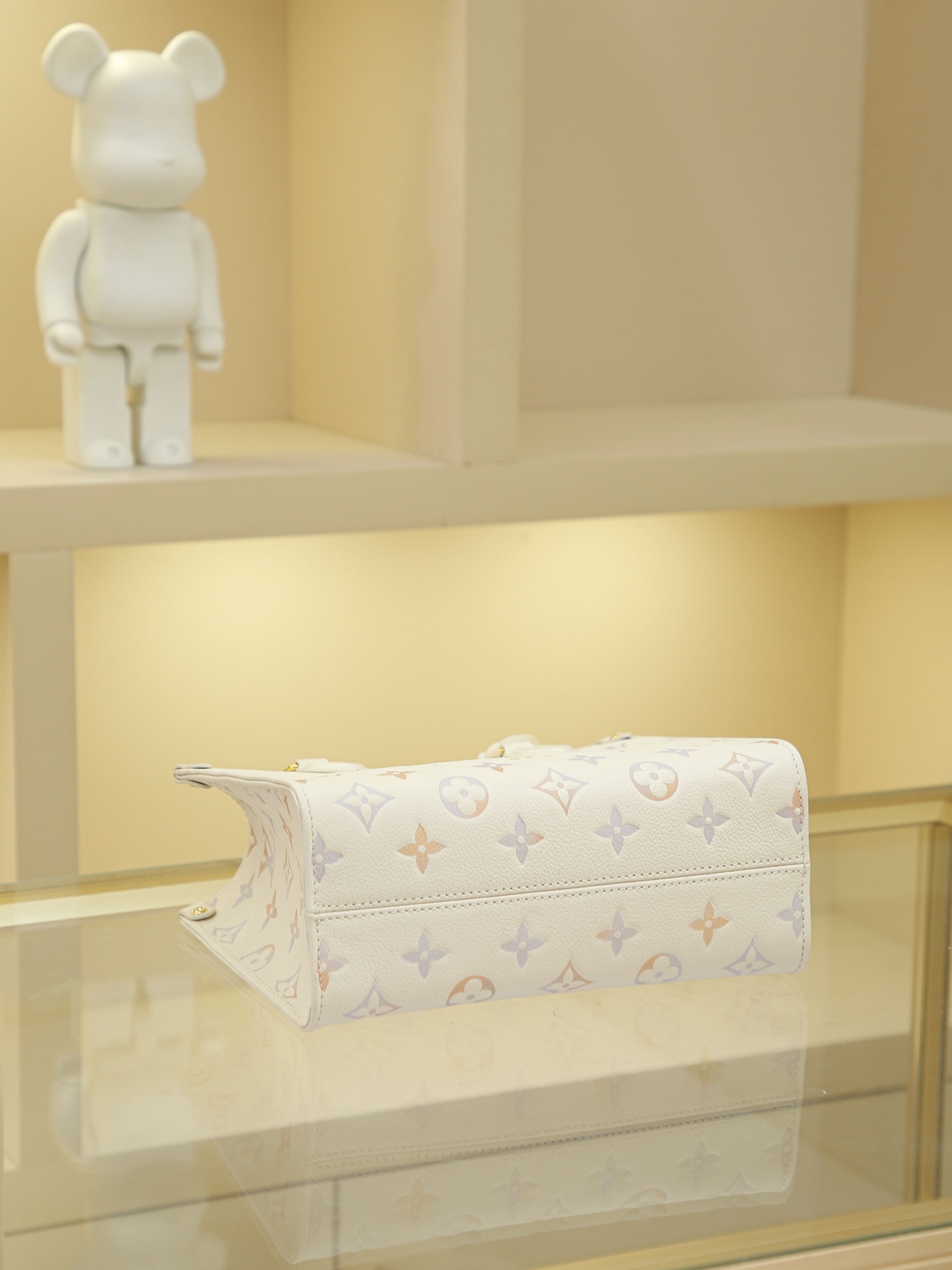 Full-Leather Square Bag Season's New Arrival ONTHEGO Small Handbag This OnTheGo small handbag from the Dream collection elevates any look with its elegant design.Monogram Empreinte leather combines with digital printing to create a subtle gradient watercolor effect. Eye-catching metal hardware and multiple pockets add rich details, while the slender shoulder strap allows for crossbody wear. 19 x 11.5 x 25 cm. - Image 4