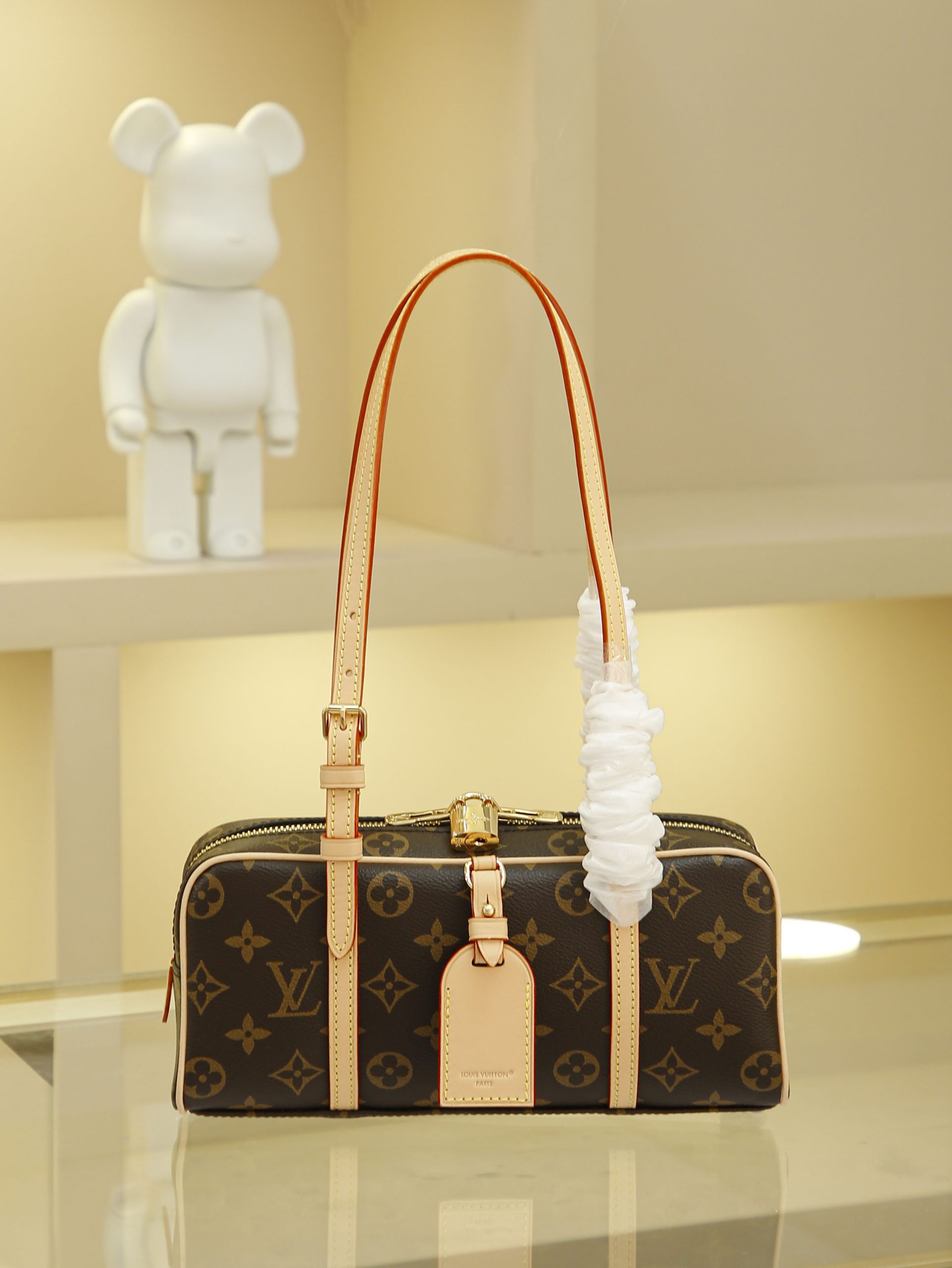 Dimensions: 11.5 x 6.5 x 26 cm (height x width x length)