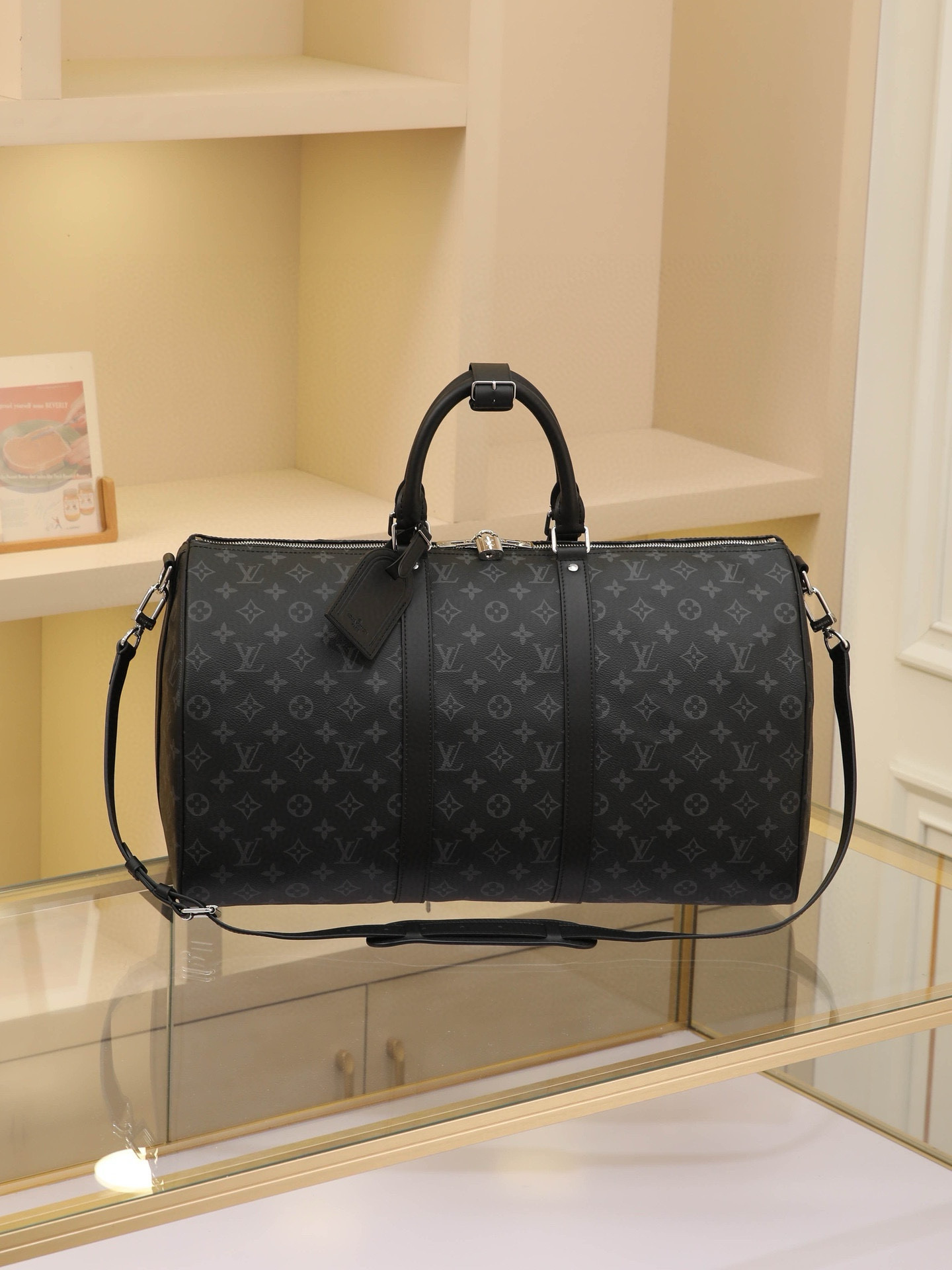 Black Floral Spacious capacity with versatile functionality. Durable and dependable for long-lasting use. Stylish yet sophisticated design. Features secure dual zippers and a padlock, making it ideal for business or leisure travel. Dimensions: 50 × 29 × 23 cm