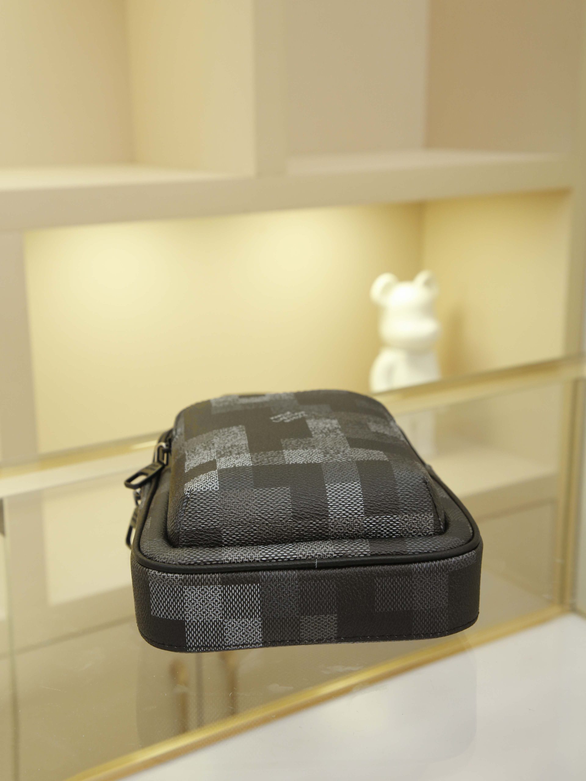 AVENUE Shoulder Bag crafted from Pharrell Williams' reimagined Damoflage Black coated canvas, blending the designer's avant-garde vision with the brand's heritage creativity. Features a pixelated camouflage-inspired Damier pattern and an "intelligent" shoulder strap designed for comfortable wear on either the left or right shoulder. Dimensions: 20x31x10cm - Image 4