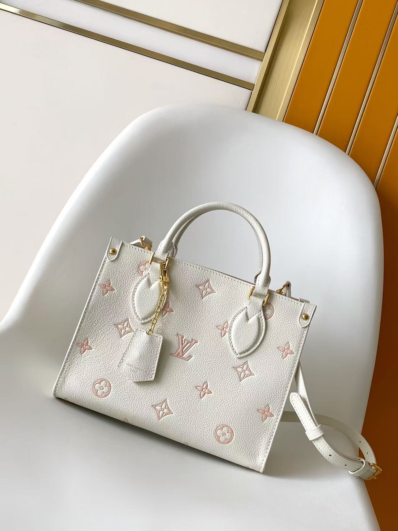 p620M28313 Pink Top-Grade Authentic Single Dynamic 163 This OnTheGo small handbag reimagines the brand's iconic Monogram Empreinte leather, outlining the pattern's contours in matching tones.Detachable metal chain accents add a touch of sparkle, while the striped fabric lining exudes elegance. The removable shoulder strap allows for versatile carrying options. Dimensions: 25 × 19 × 11.5 cm