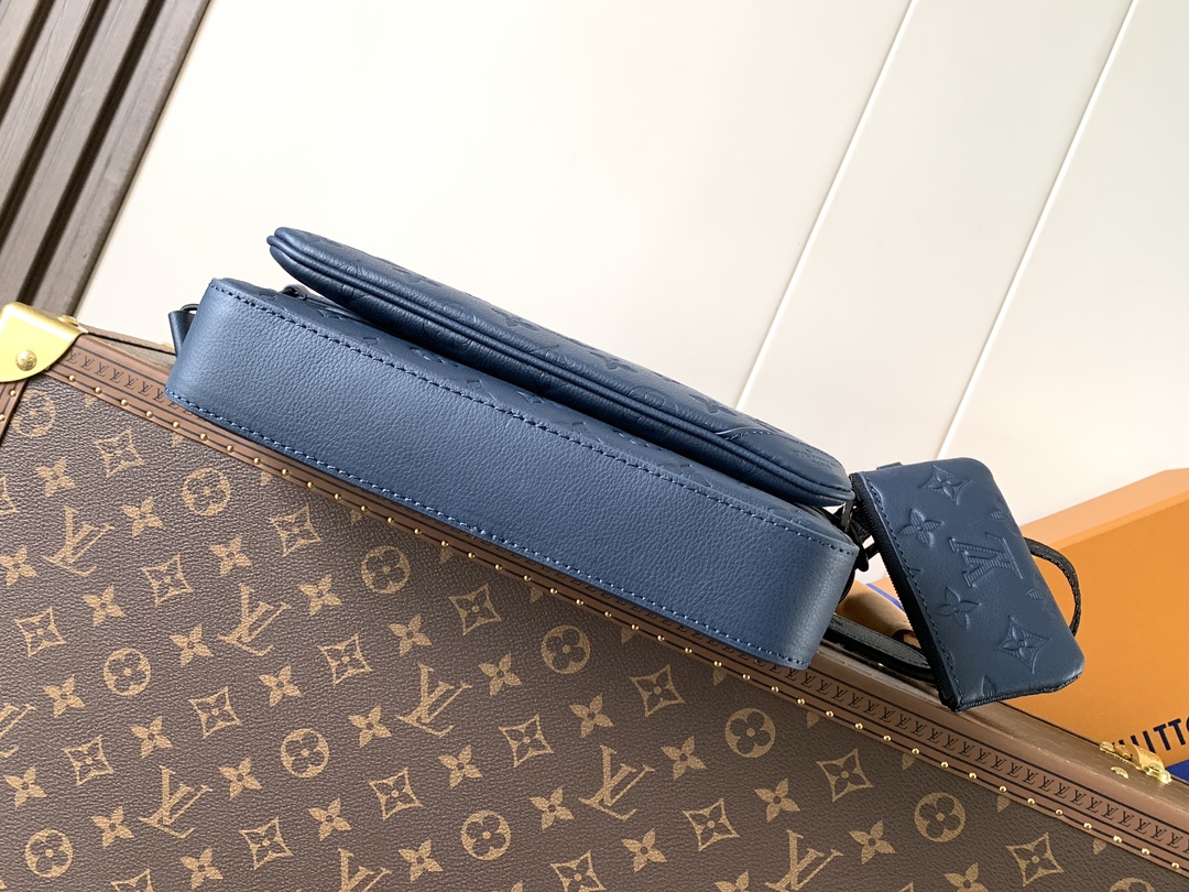 46602 Messenger Bag Crafted from supple Monogram Shadow Hx embossed calf leather, infusing the modern Monogram jm embossed pattern with vibrant hues. The streamlined silhouette features a main compartment and a detachable front zip pocket, with a shoulder strap equipped with a removable coin purse. Dimensions: 18.5 x 7 x 25 cm. - Image 4