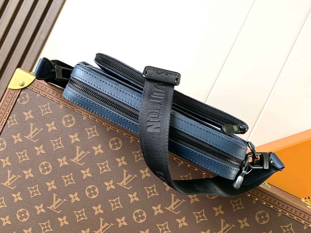 46602 Messenger Bag Crafted from supple Monogram Shadow Hx embossed calf leather, infusing the modern Monogram jm embossed pattern with vibrant hues. The streamlined silhouette features a main compartment and a detachable front zip pocket, with a shoulder strap equipped with a removable coin purse. Dimensions: 18.5 x 7 x 25 cm. - Image 7