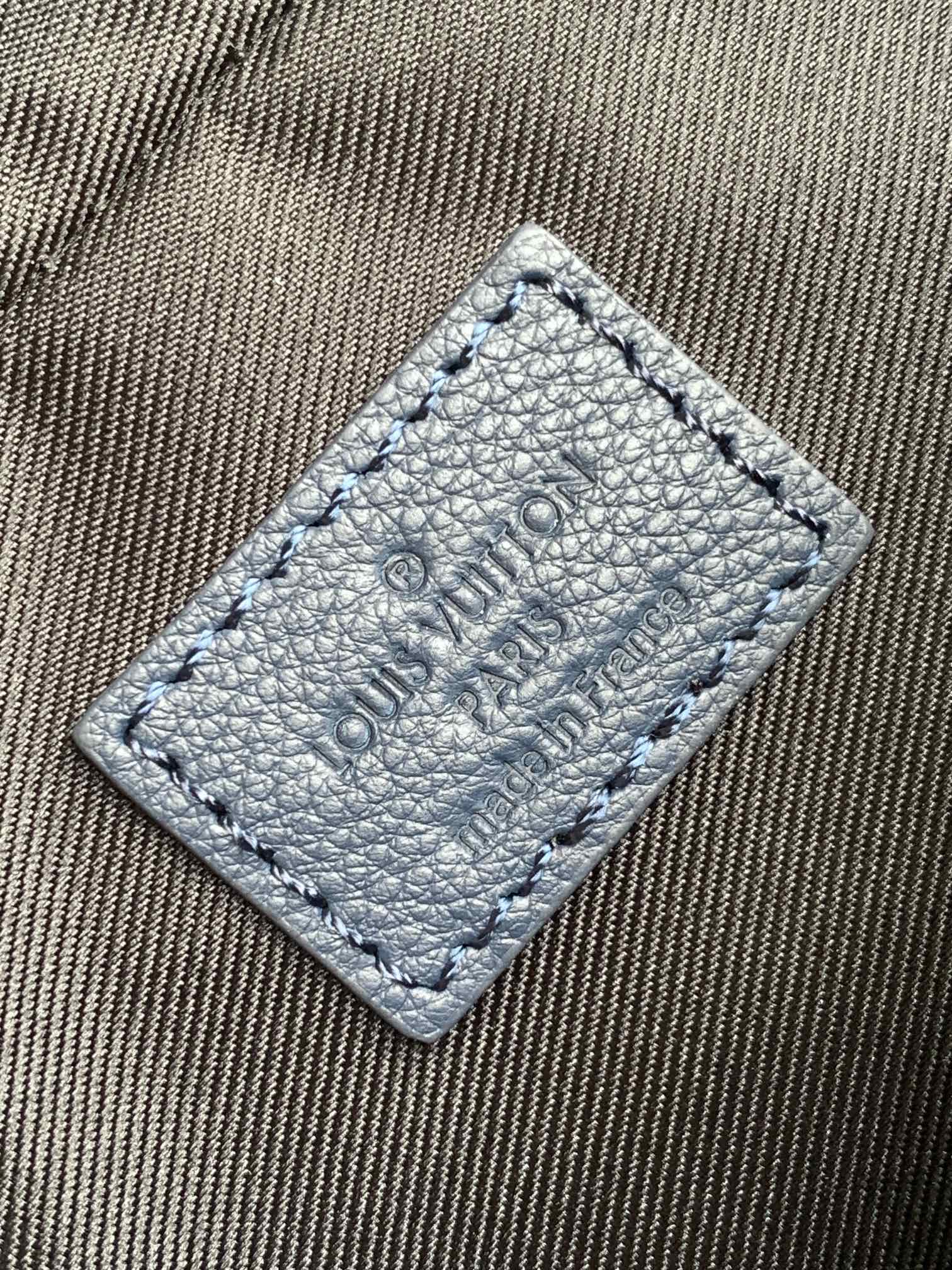 46602 Messenger Bag Crafted from supple Monogram Shadow Hx embossed calf leather, infusing the modern Monogram jm embossed pattern with vibrant hues. The streamlined silhouette features a main compartment and a detachable front zip pocket, with a shoulder strap equipped with a removable coin purse. Dimensions: 18.5 x 7 x 25 cm. - Image 9