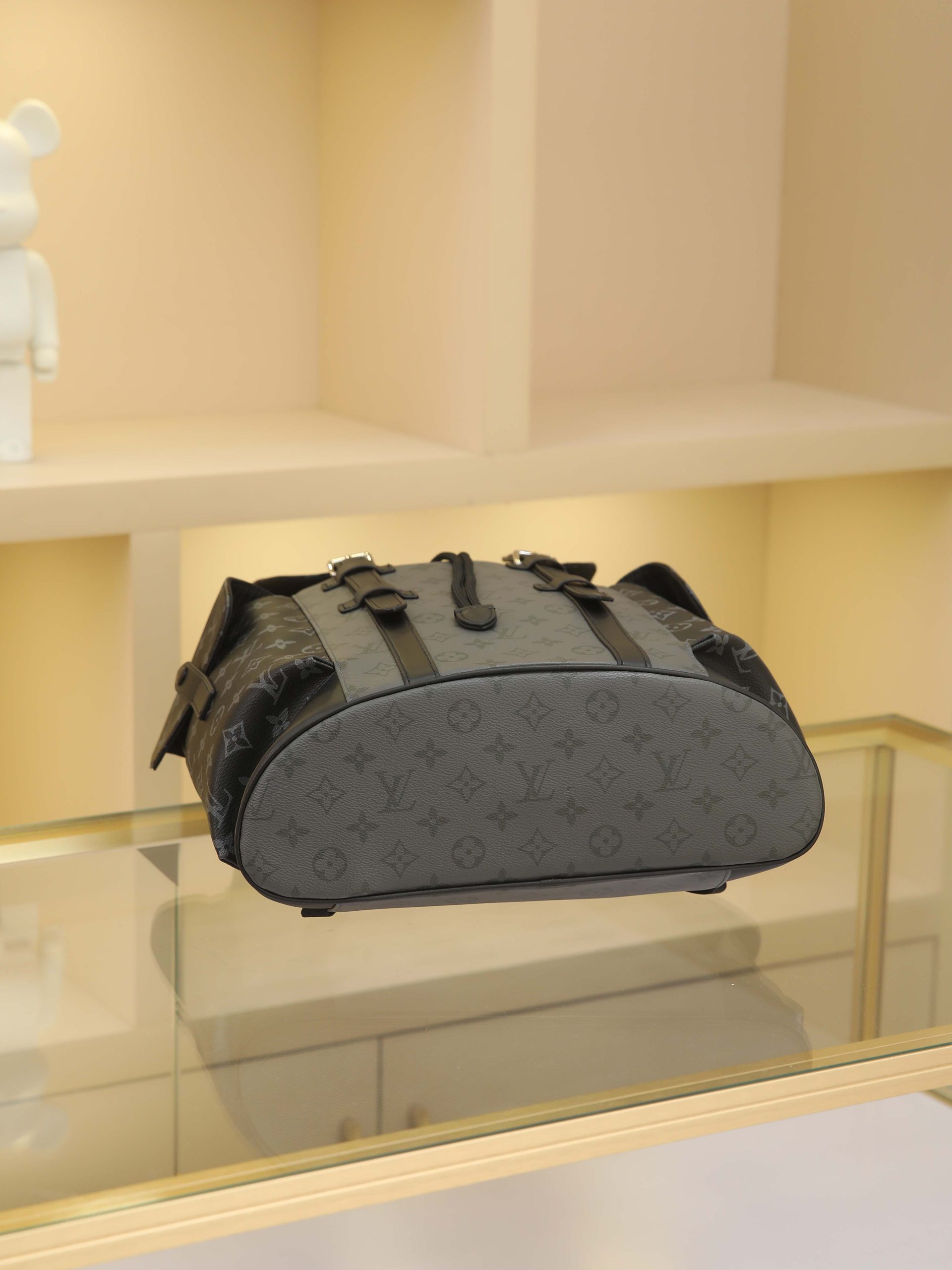 The compact backpack reinterprets the rugged, unpretentious spirit of a hiking pack in Monogram canvas. Its distinctive design seamlessly transitions between work and leisure, embodying a premium lifestyle. 41 x 47 x 13 cm (L x H x W) - Image 4