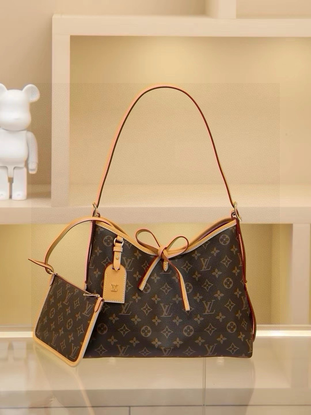 🔥 M46203 CarryAll Small Handbag crafted from Monogram canvas with leather trim, making it the perfect companion for urban living. Its spacious design features a neatly organized interior with a large inner pocket for added functionality. The Monogram canvas zippered clutch is secured with a leather strap, measuring 29.0 x 24.0 x 12.0 cm (L x H x W).